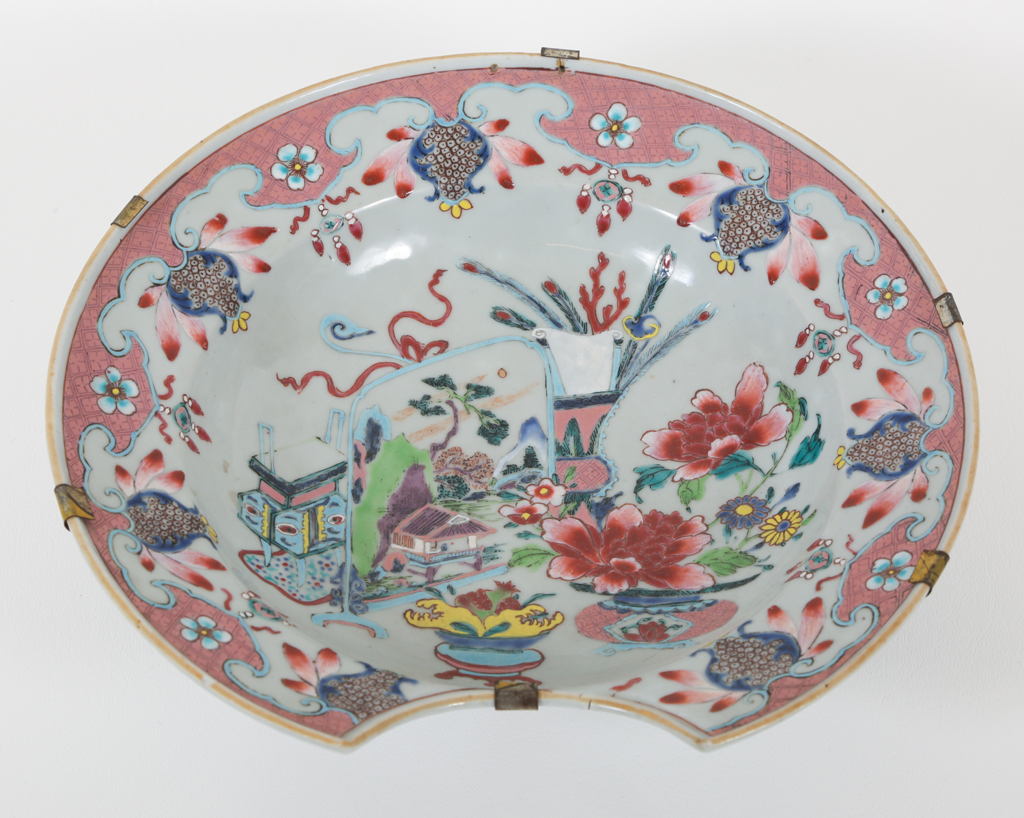 Chinese Famille Rose Barbers Bowl thumbnail 2