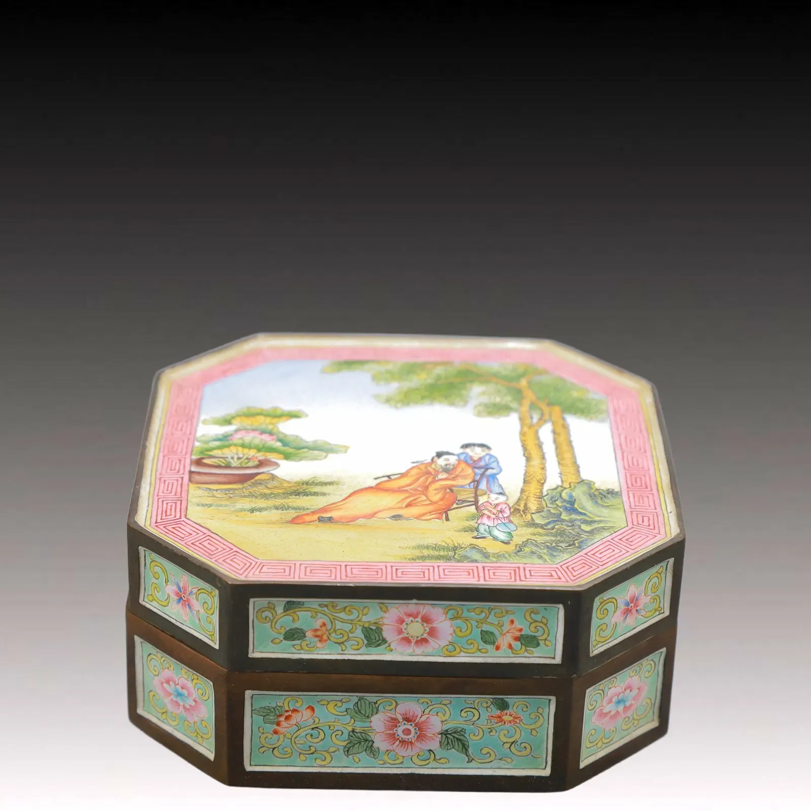 Qing Dynasty Famille Rose Enamel Octagonal Box