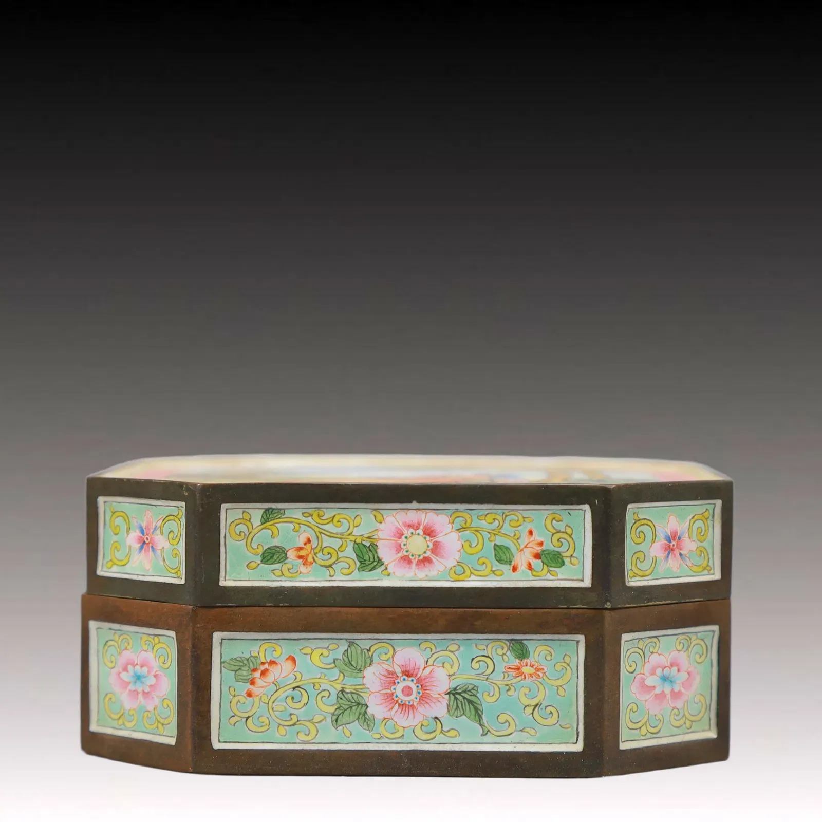 Qing Dynasty Famille Rose Enamel Octagonal Box thumbnail 2