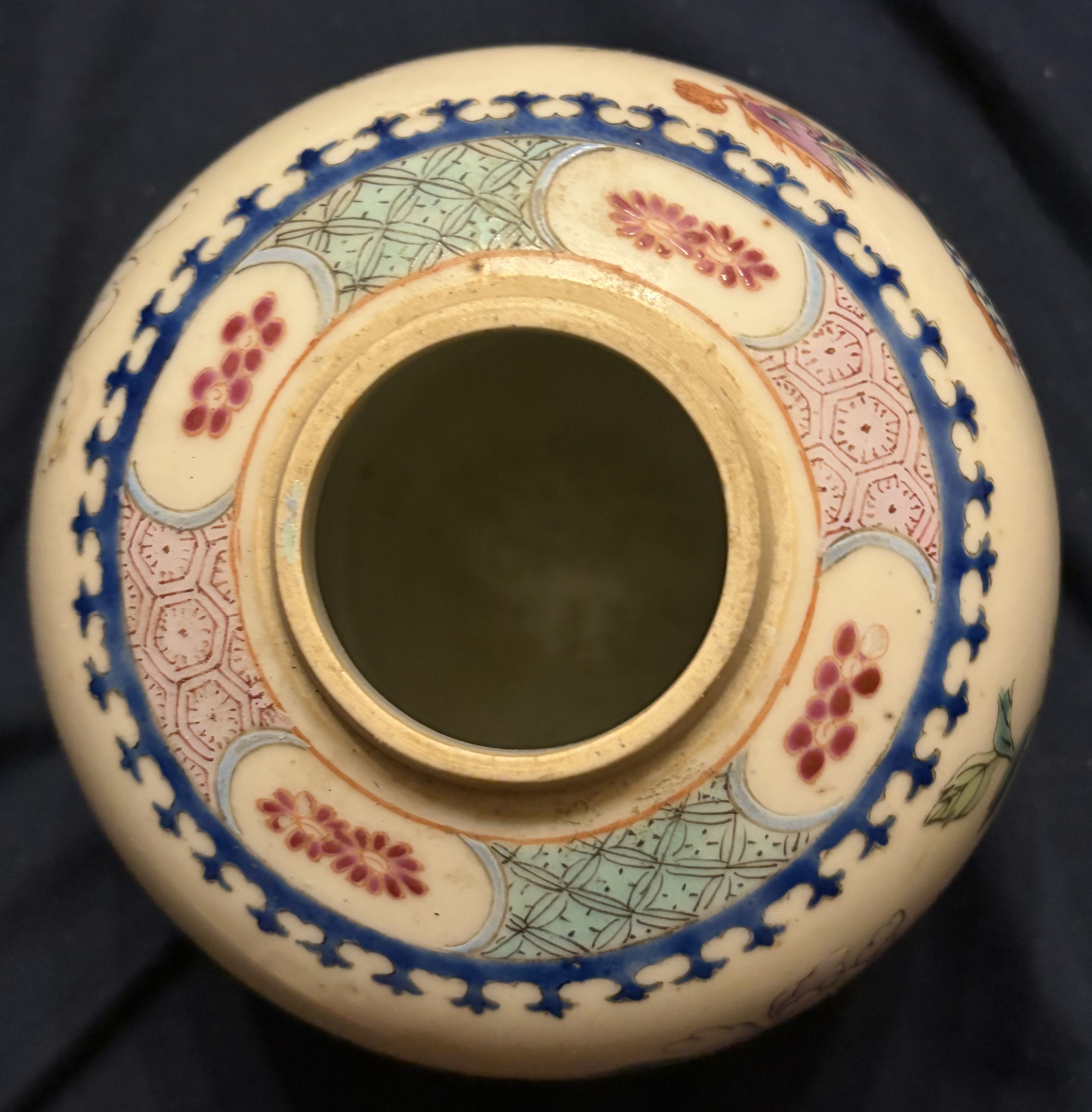 Chinese Late Qing/Republic Period Famille Rose Porcelain Jar with Phoenix and Peony Decoration thumbnail 3