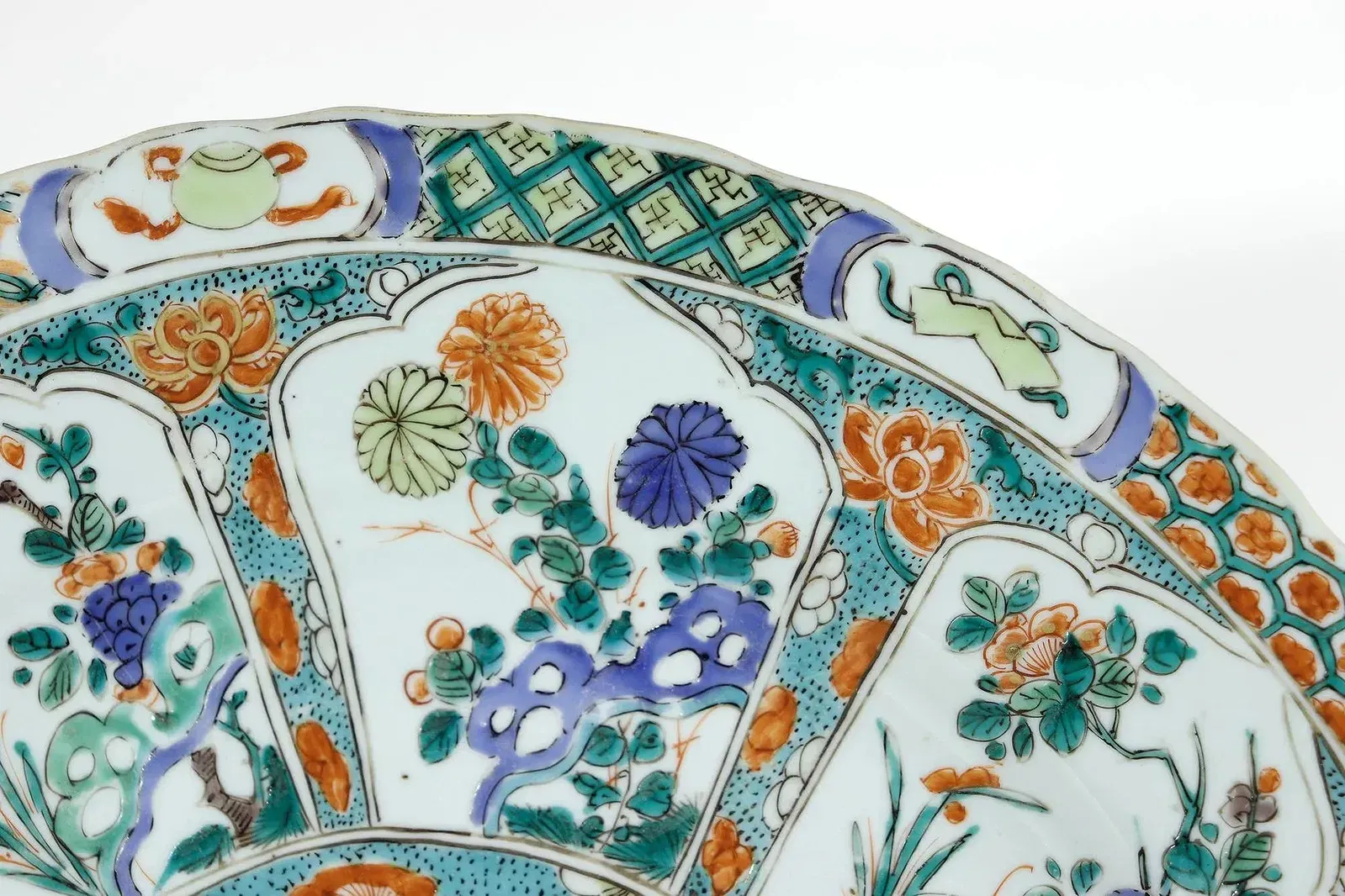 Chinese Qing Period Famille Verte Porcelain Charger thumbnail 3