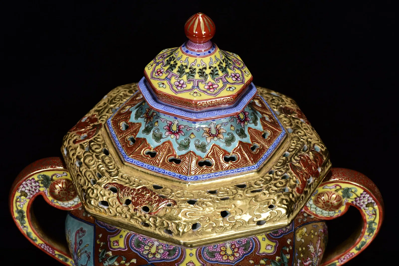 Chinese Famille Rose Octagonal Censer with Gilt Lid and Apocryphal Qianlong Mark thumbnail 3
