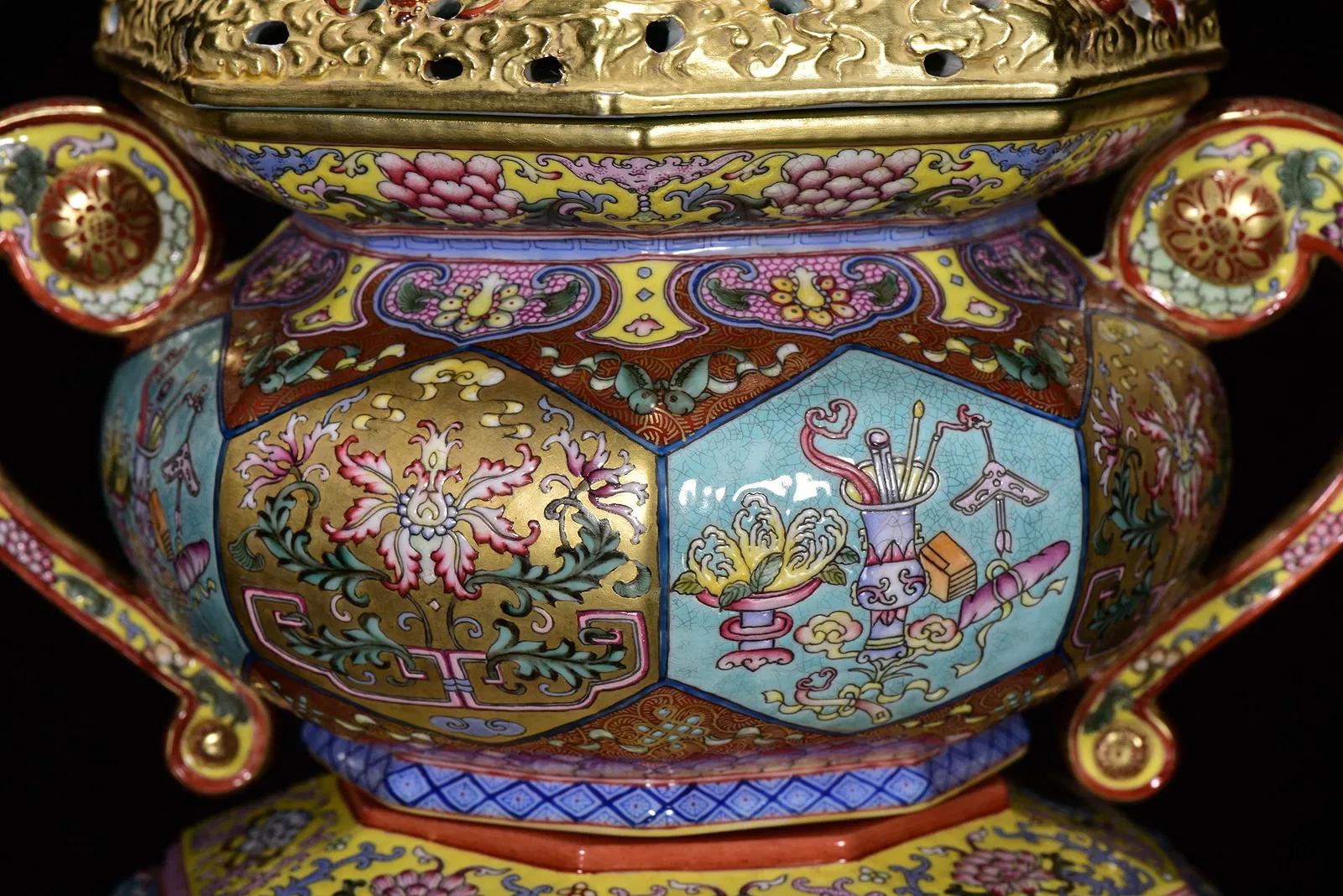 Chinese Famille Rose Octagonal Censer with Gilt Lid and Apocryphal Qianlong Mark thumbnail 5