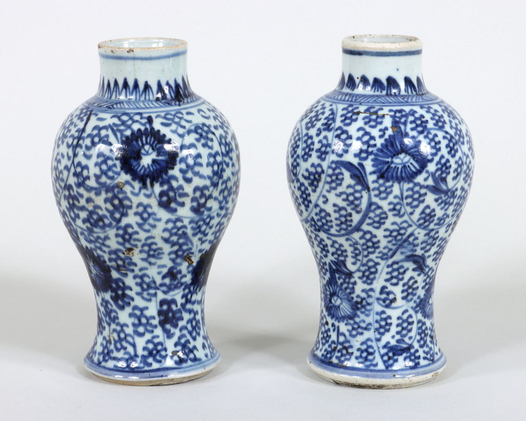 Pair of Chinese export porcelain blue and white baluster vases thumbnail 2