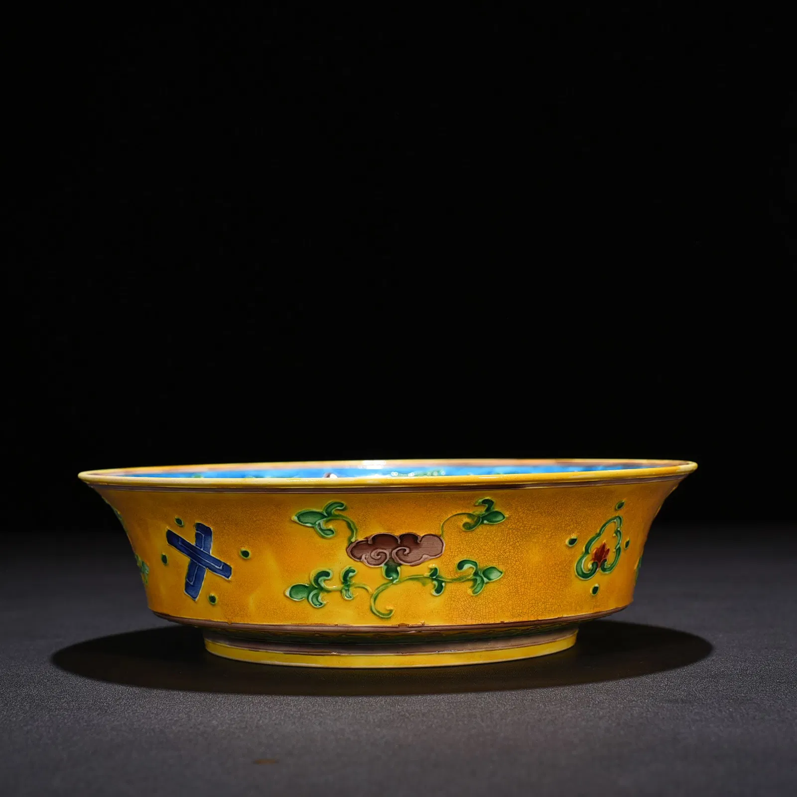 Chinese Qing Period Yellow Ground Dragon Charger thumbnail 3