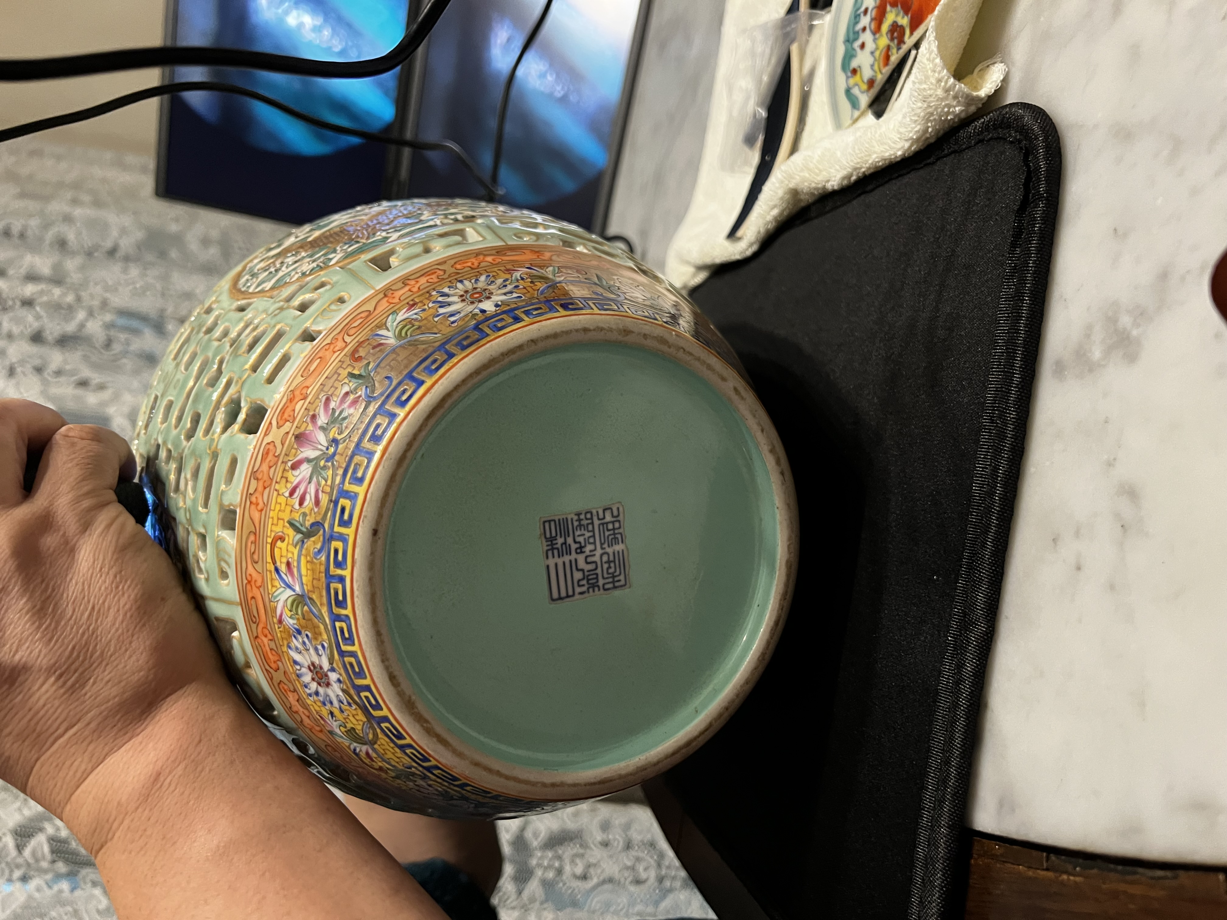 Chinese Qianlong Famille Rose Reticulated Vase thumbnail 2