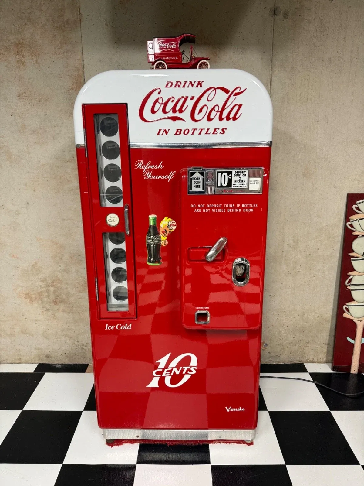 American Mid-Century Painted Steel Coca-Cola Vendo 81 Bottle Vending Machine