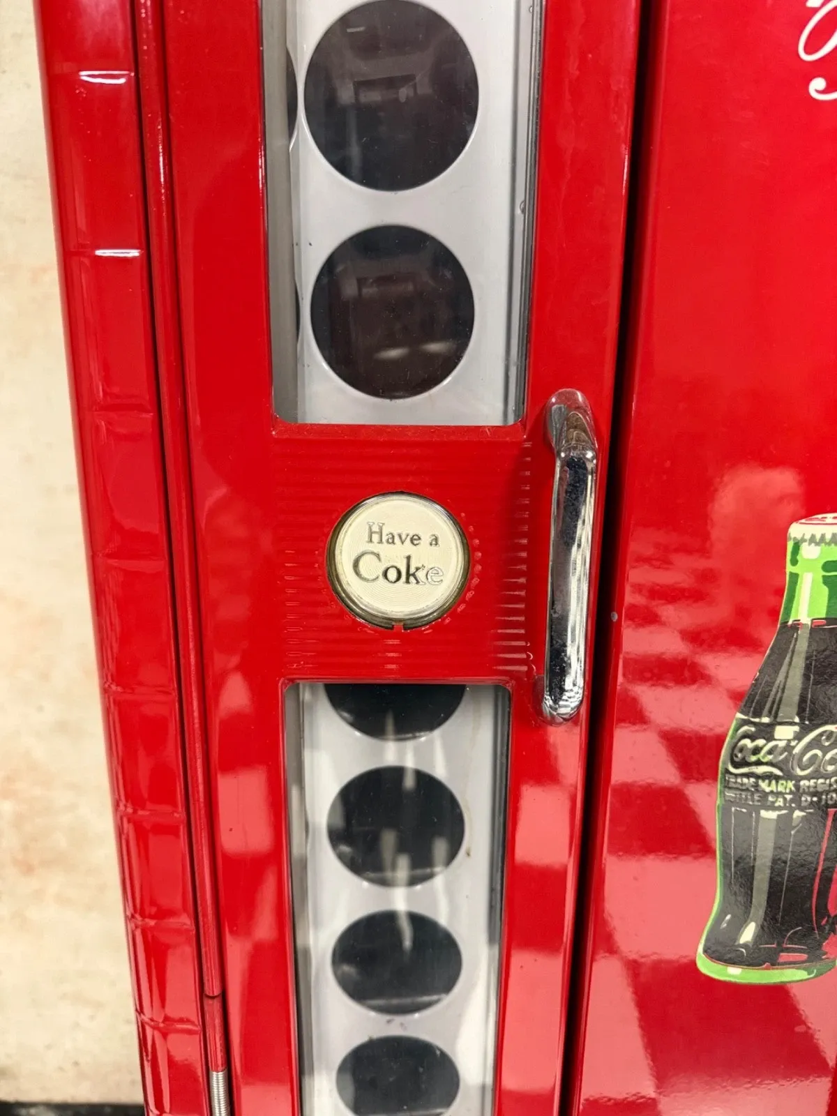 American Mid-Century Painted Steel Coca-Cola Vendo 81 Bottle Vending Machine thumbnail 3
