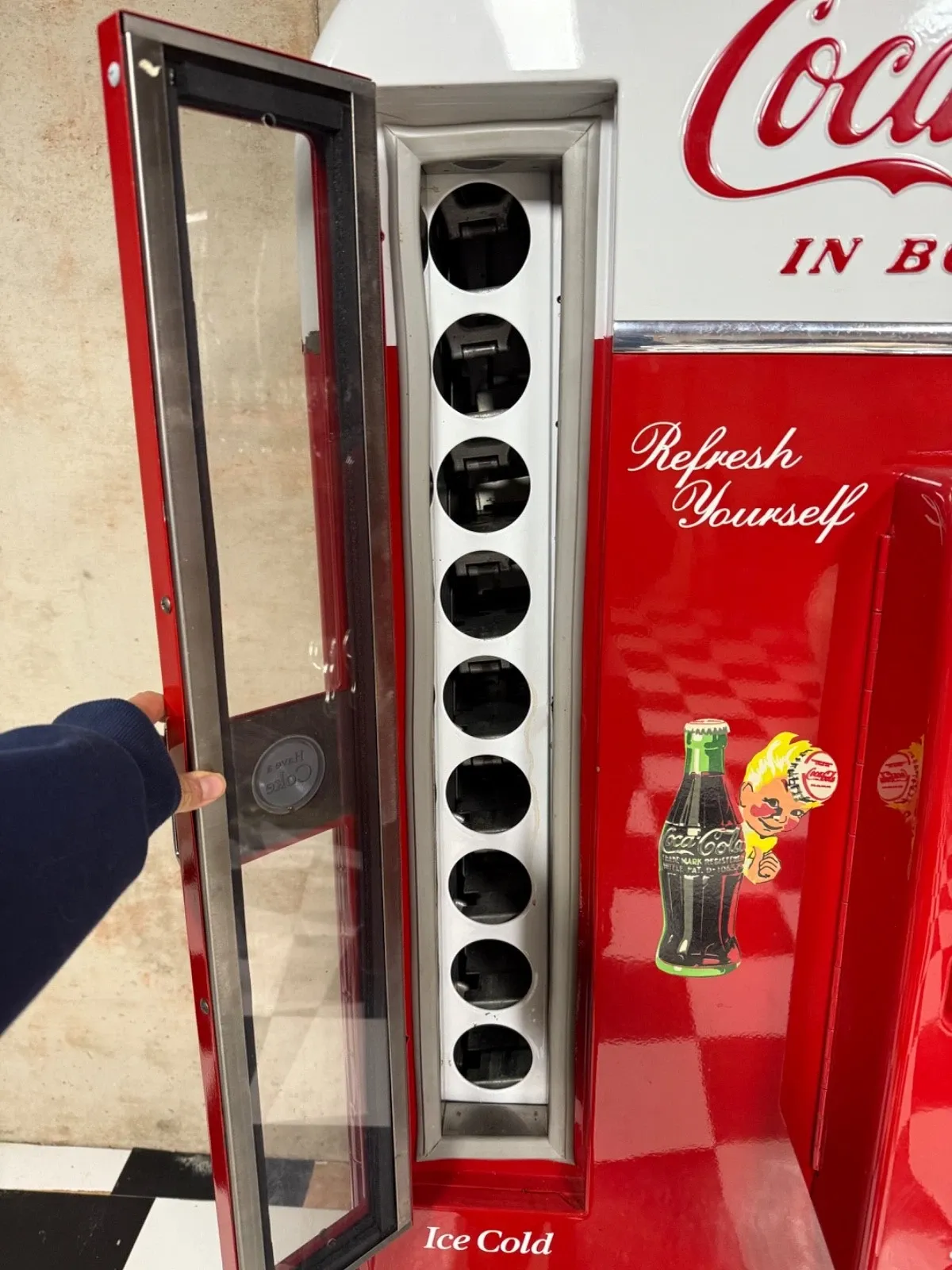 American Mid-Century Painted Steel Coca-Cola Vendo 81 Bottle Vending Machine thumbnail 4
