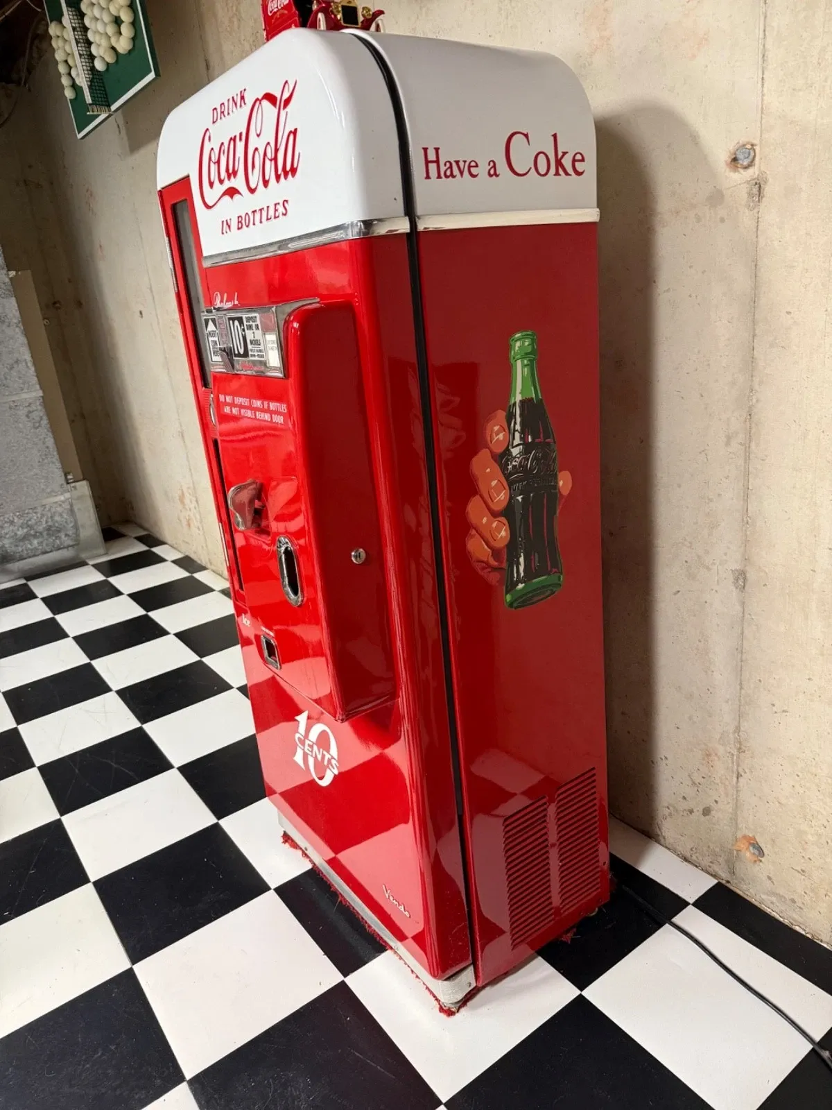 American Mid-Century Painted Steel Coca-Cola Vendo 81 Bottle Vending Machine thumbnail 5