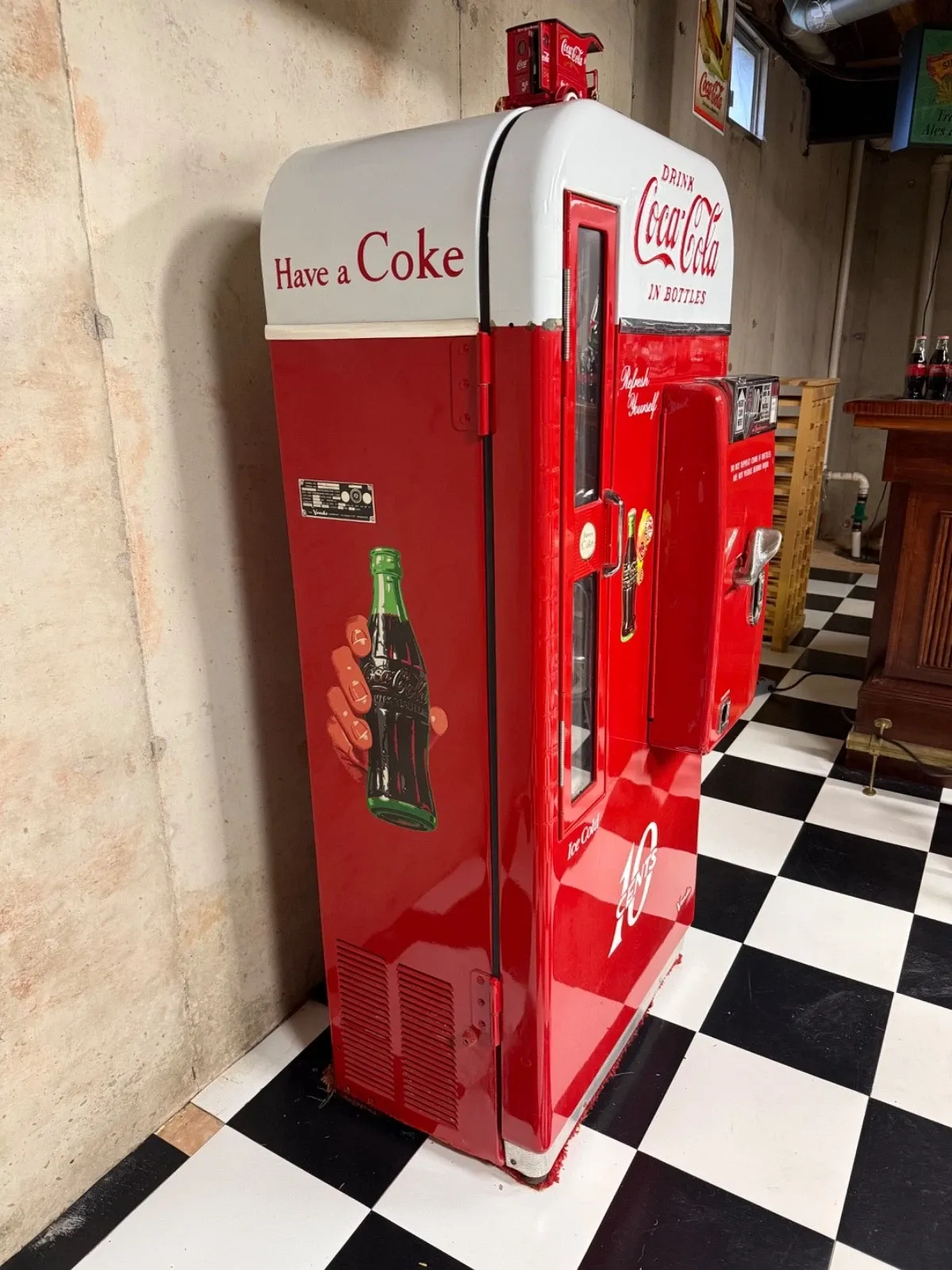 American Mid-Century Painted Steel Coca-Cola Vendo 81 Bottle Vending Machine thumbnail 6