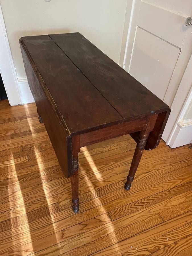 American Federal Period Mahogany Drop-Leaf Table thumbnail 4
