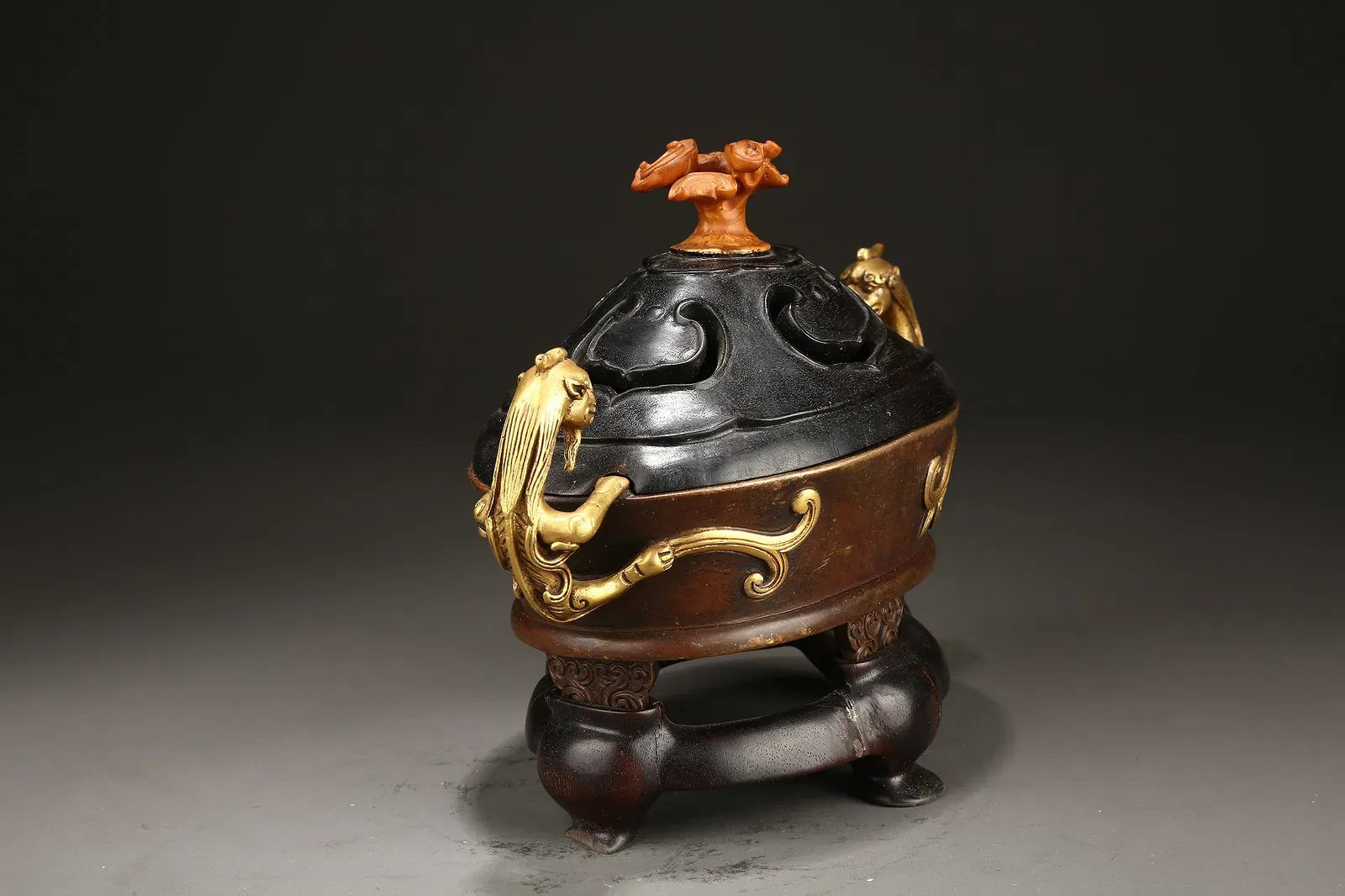 Ming Xuande Style Gilt-Bronze Tripod Censer with Openwork Wood Cover thumbnail 3