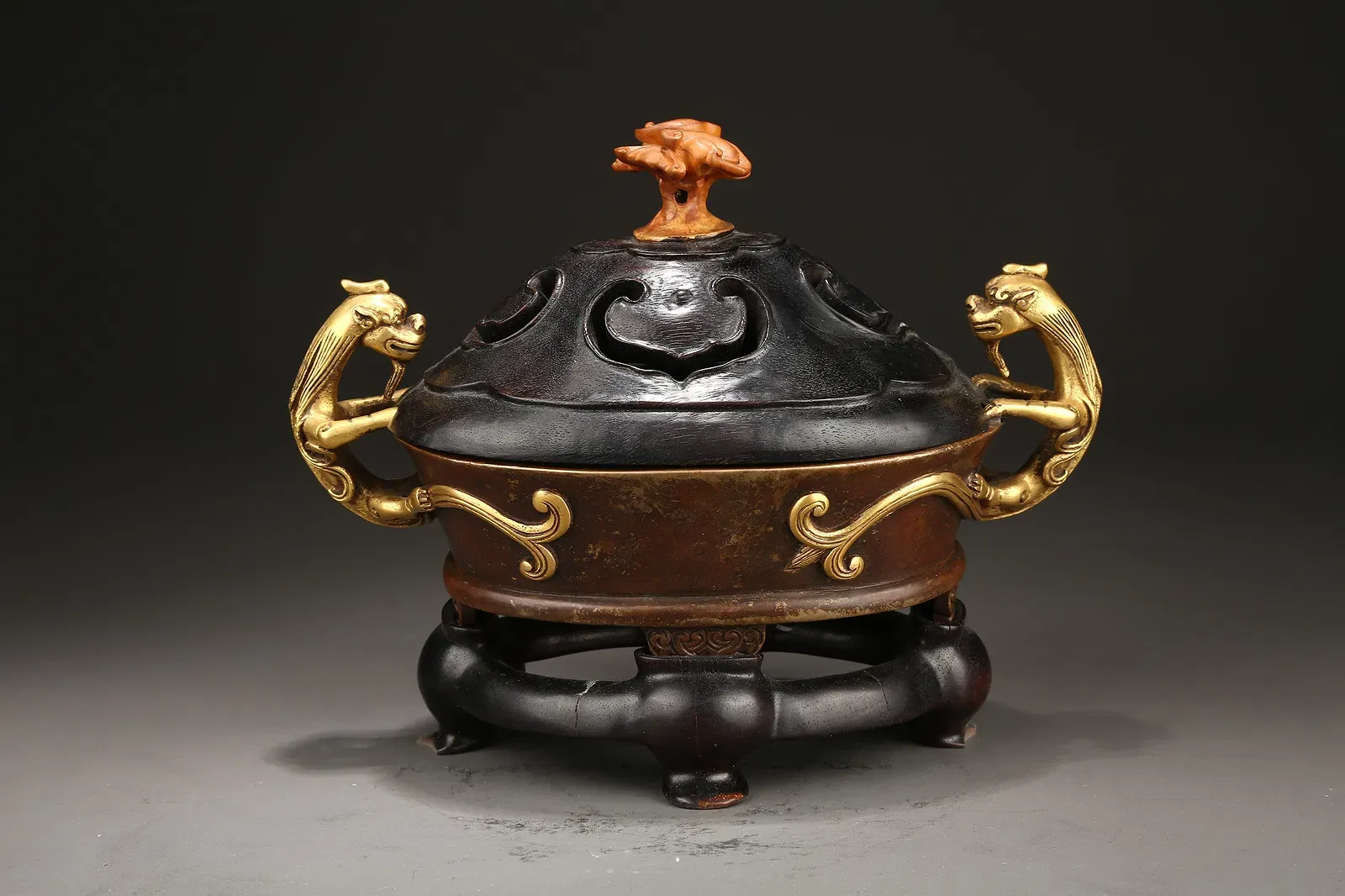 Ming Xuande Style Gilt-Bronze Tripod Censer with Openwork Wood Cover thumbnail 4