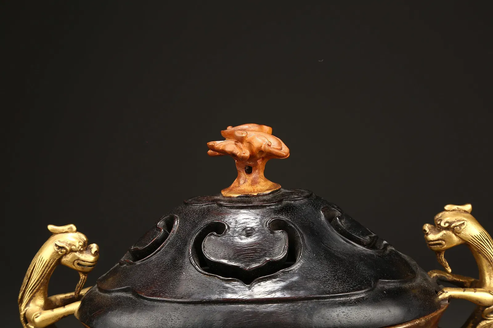 Ming Xuande Style Gilt-Bronze Tripod Censer with Openwork Wood Cover thumbnail 5