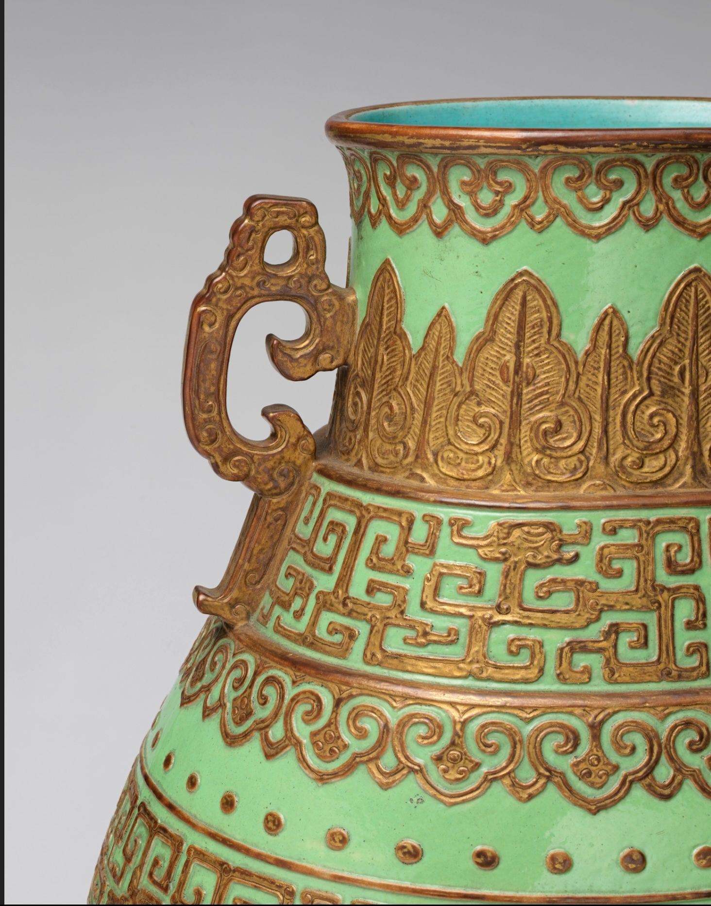 Qing Dynasty Archaistic Green-Enamel Porcelain Vase with Gilt Relief Decoration thumbnail 5