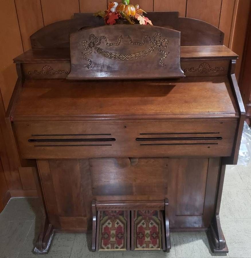 Victorian Estey Organ Co. Reed Organ