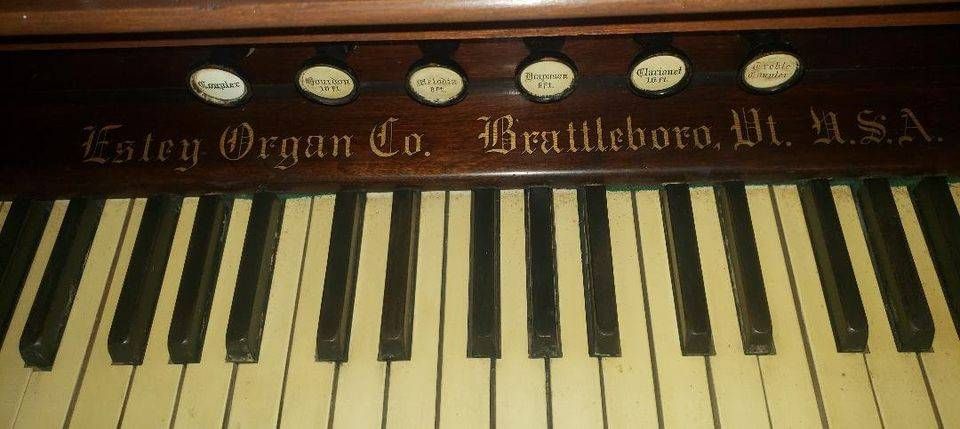 Victorian Estey Organ Co. Reed Organ thumbnail 3