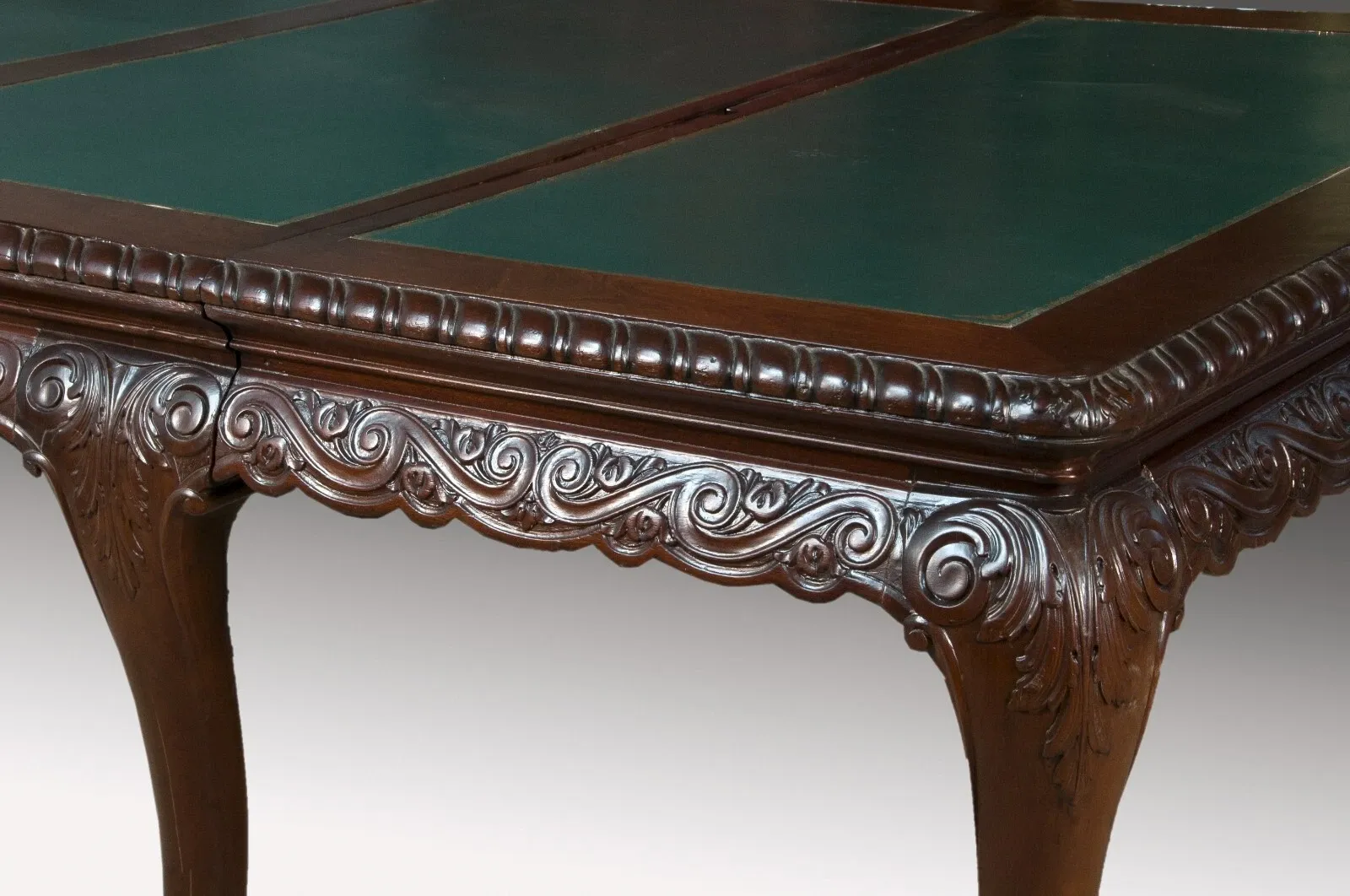 Late Victorian Chippendale Style Mahogany Wind‑Out Dining Table with Leather Insets thumbnail 2