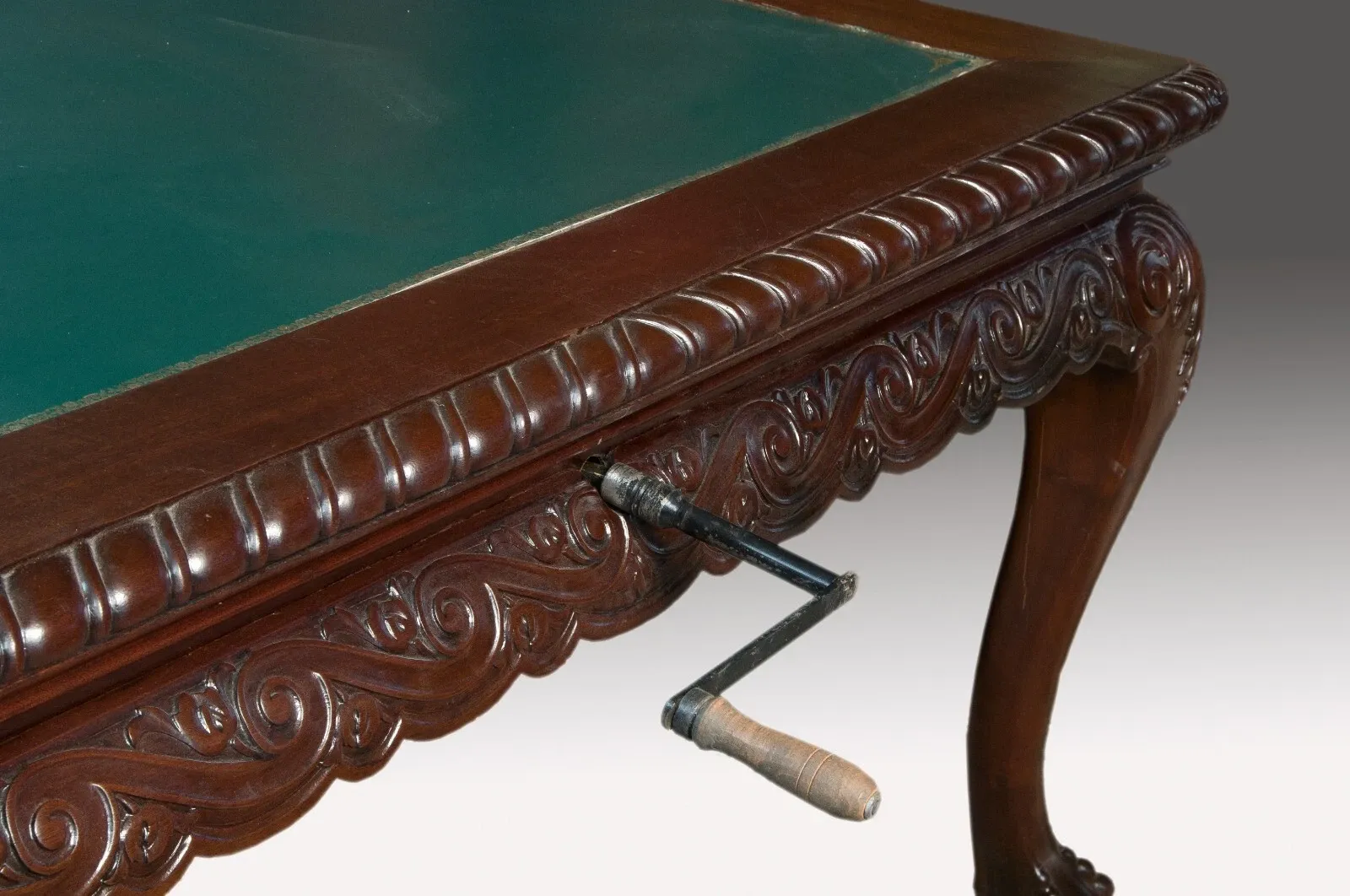Late Victorian Chippendale Style Mahogany Wind‑Out Dining Table with Leather Insets thumbnail 5