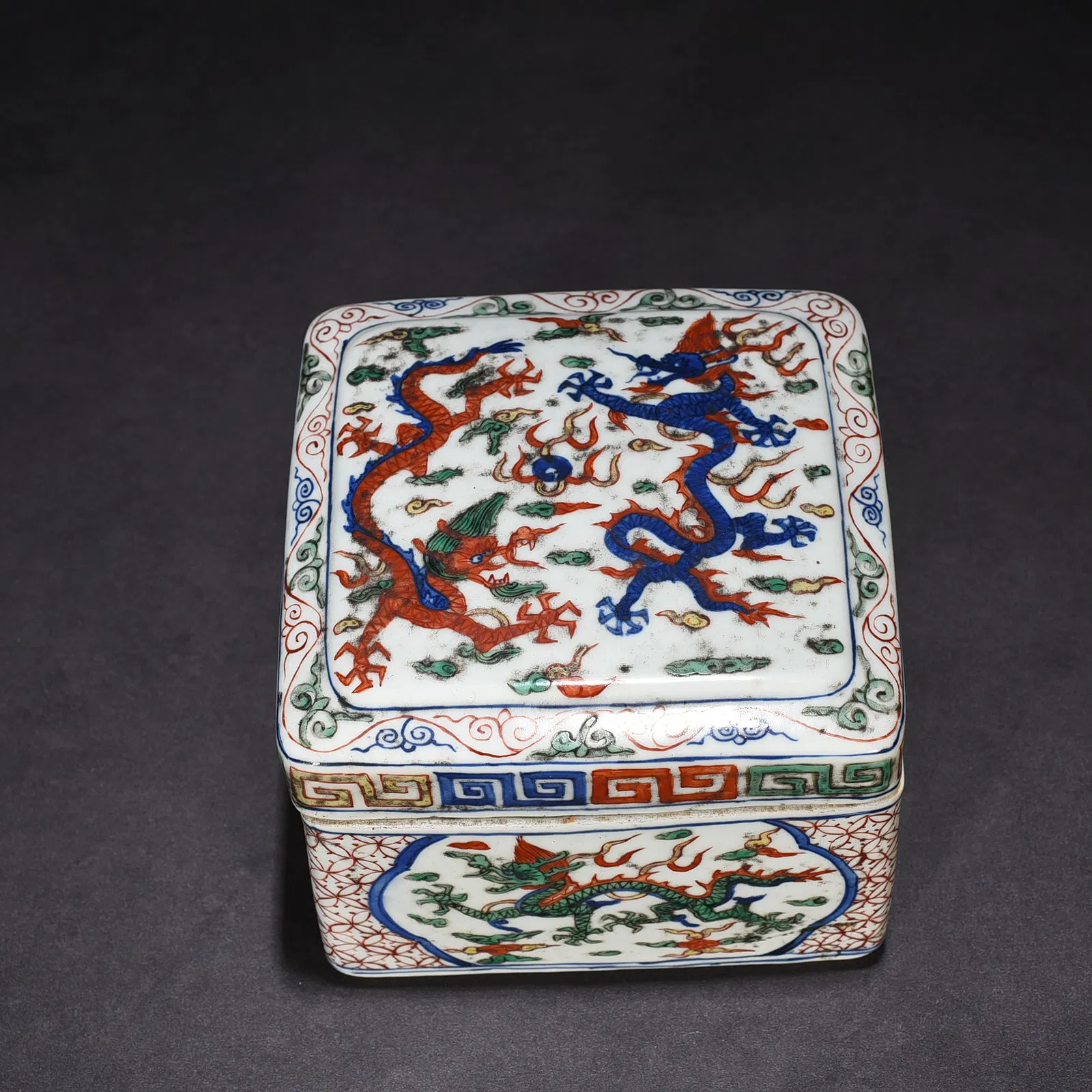 Chinese Wanli Style Wucai Porcelain Covered Box thumbnail 5