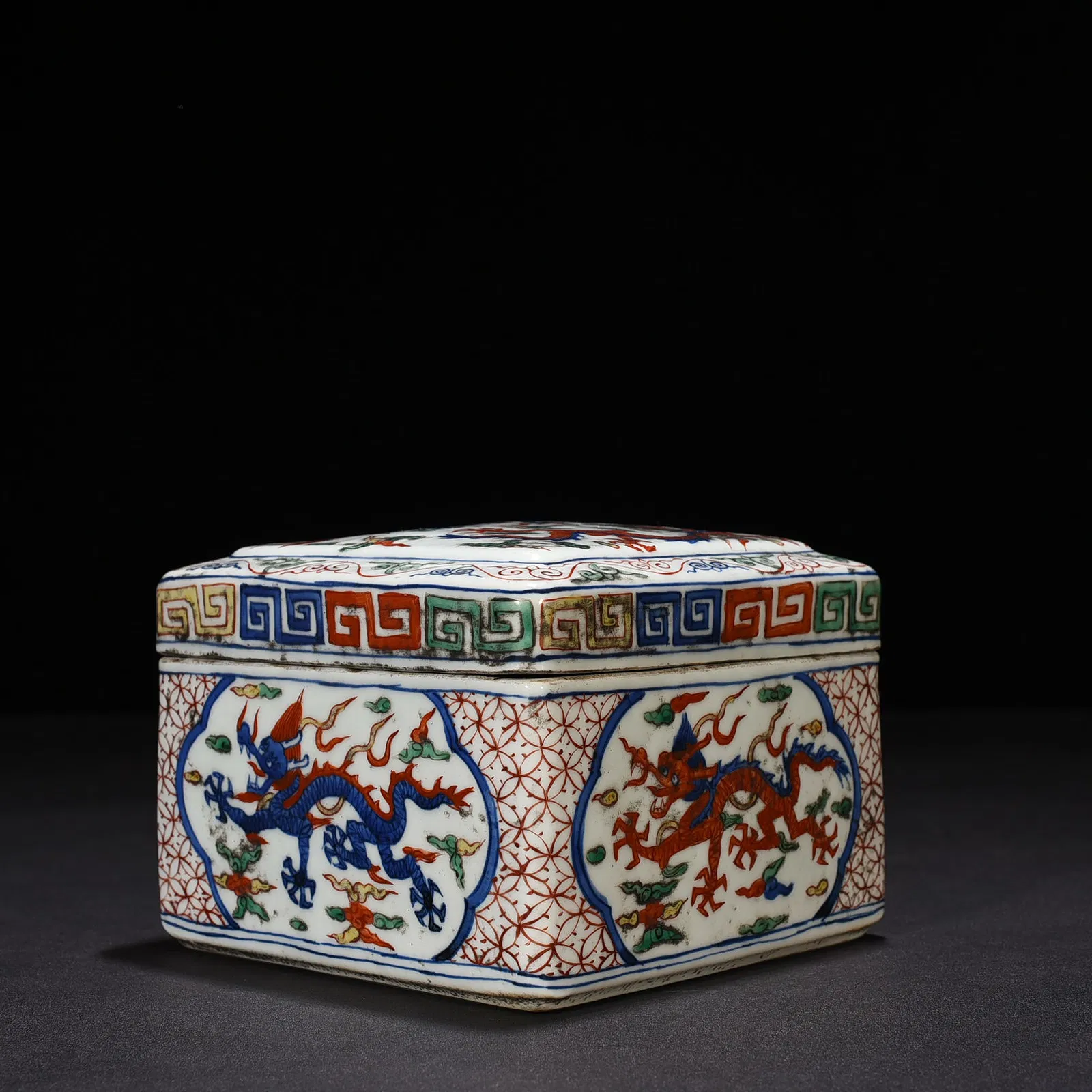 Chinese Wanli Style Wucai Porcelain Covered Box thumbnail 6