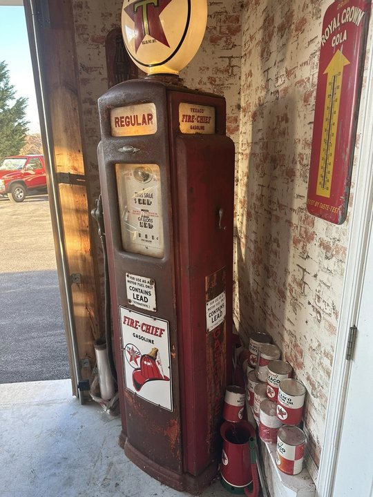 Vintage Bennett Model 76 Texaco Fire-Chief Gas Pump