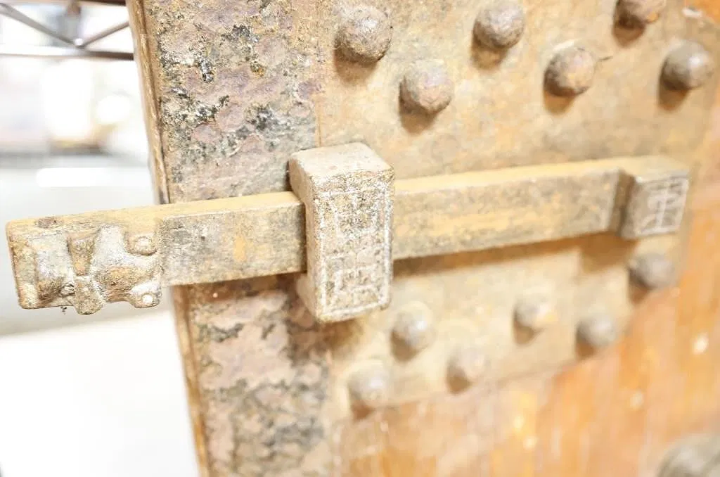 Chinese Qing Dynasty Style Iron-Mounted Hardwood Doors thumbnail 6