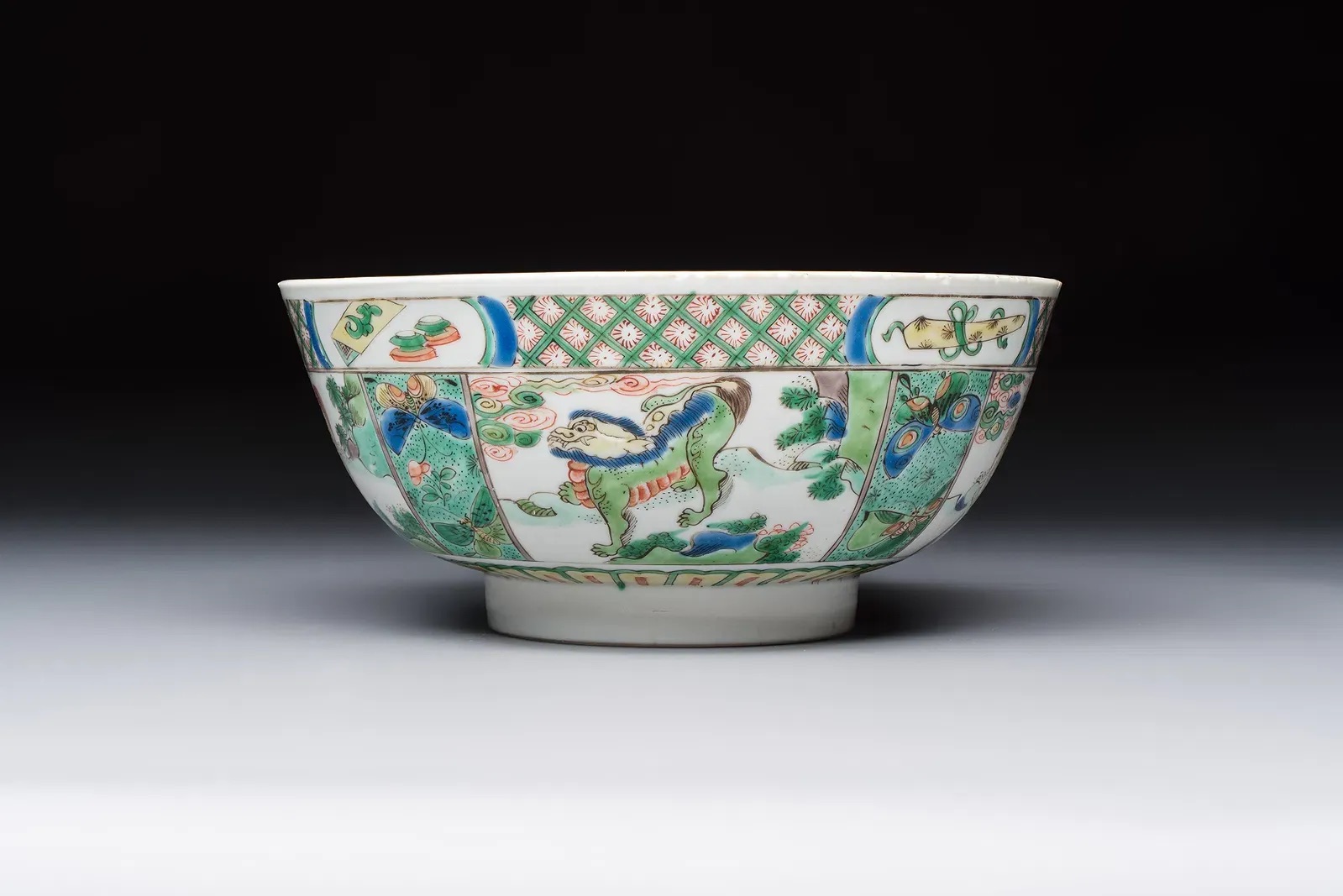 Chinese Famille Verte 'Hundred Antiques' Bowl thumbnail 2
