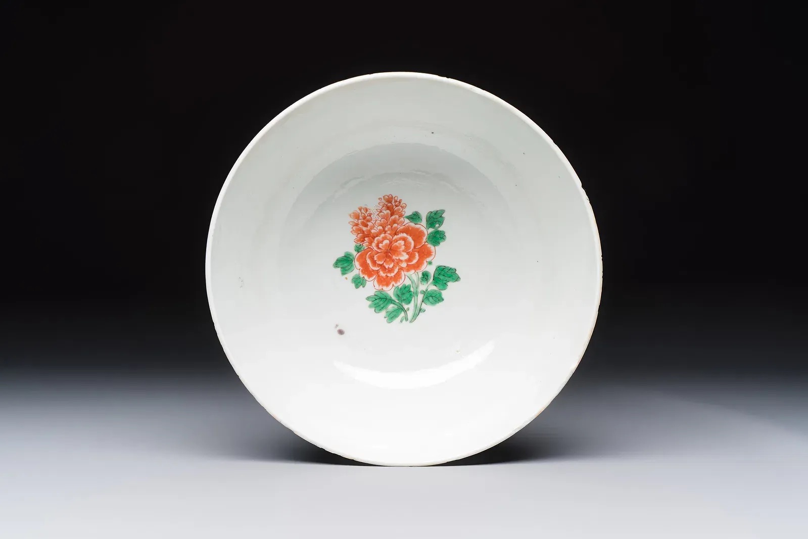 Chinese Famille Verte 'Hundred Antiques' Bowl thumbnail 4