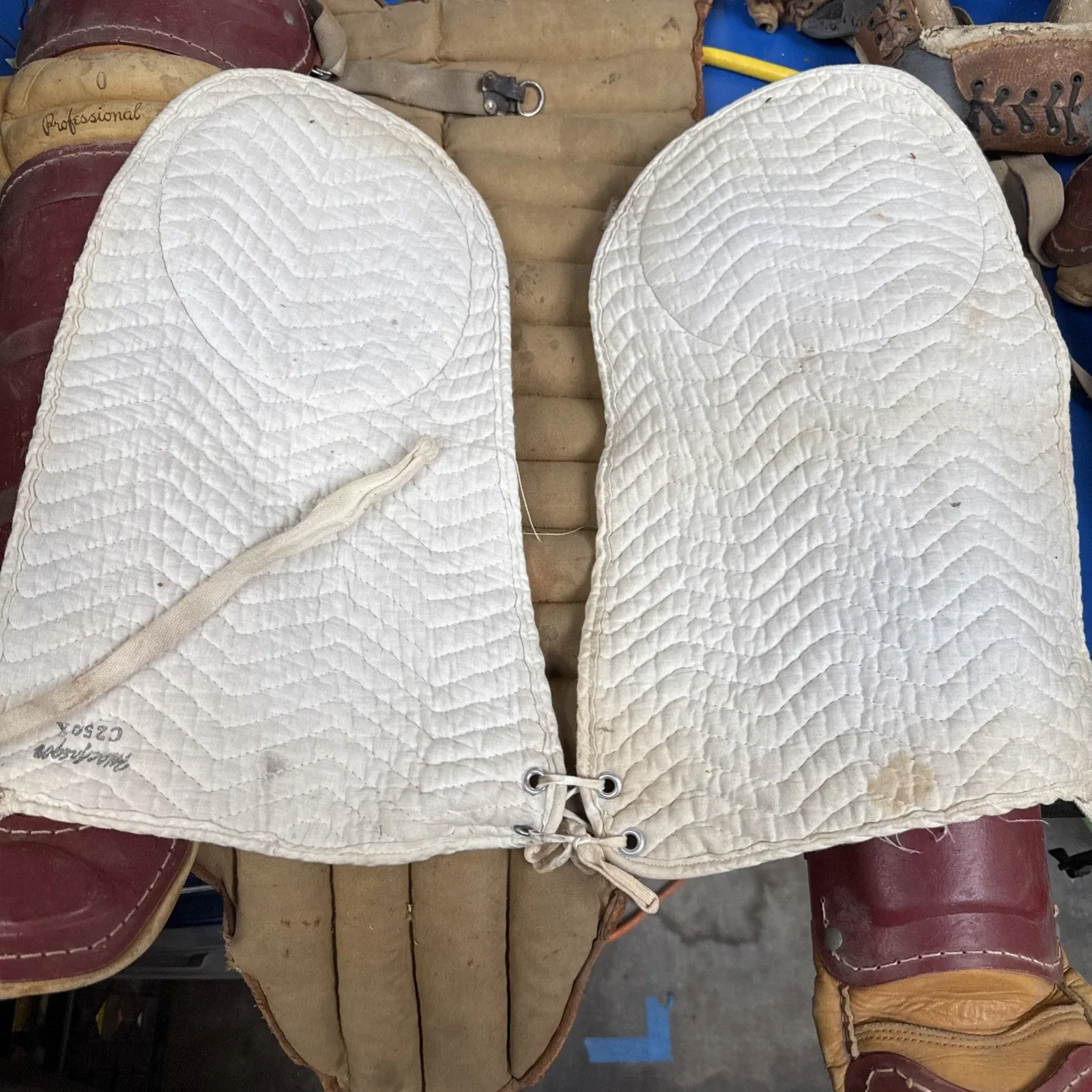 Vintage Rawlings Catcher's Gear Set thumbnail 2