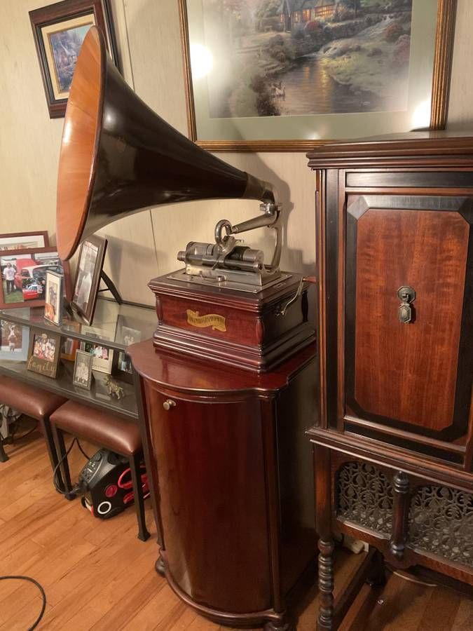 Columbia Graphophone with Wooden Horn
