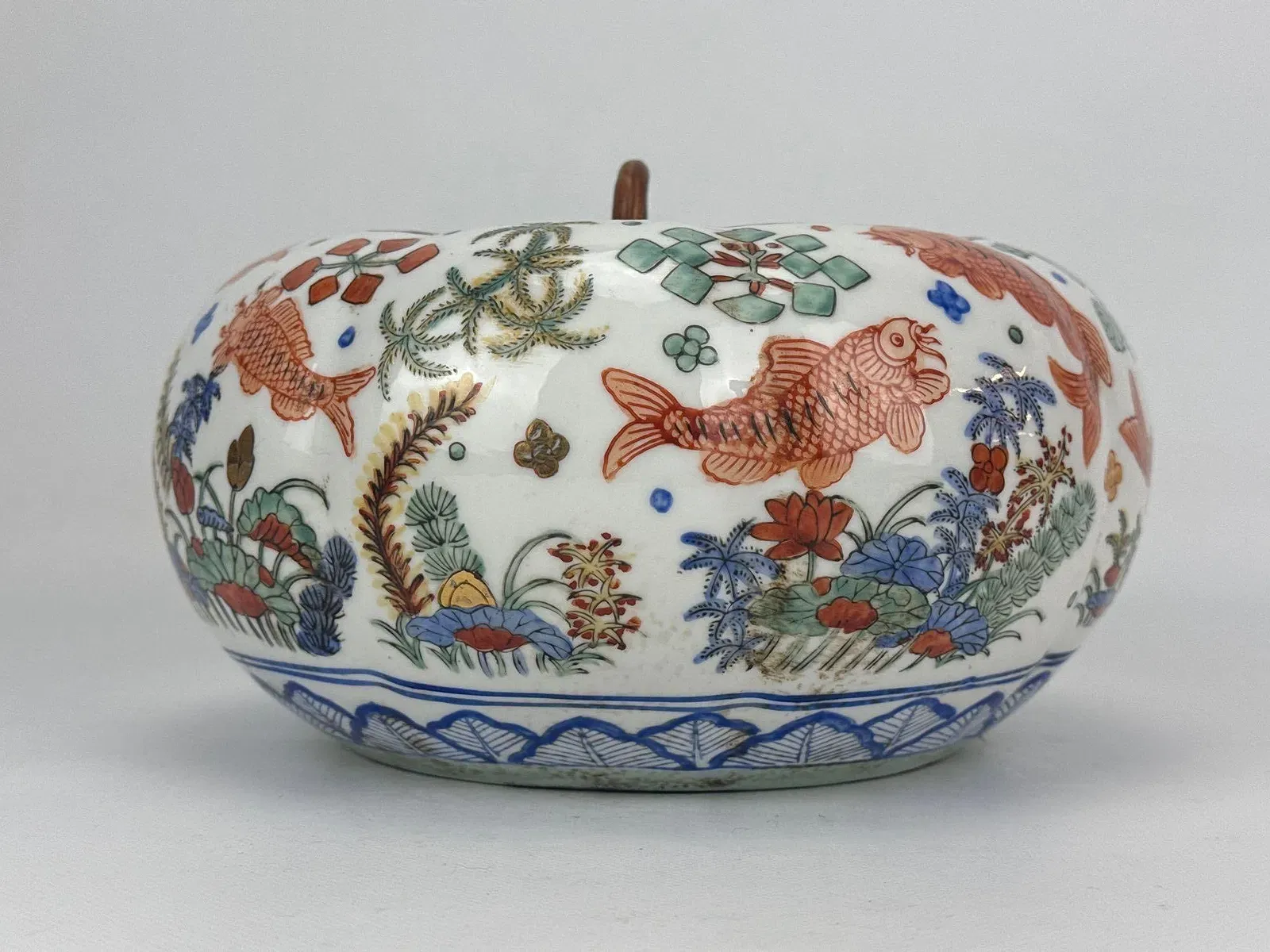 Chinese Wucai Style Porcelain Lidded Jar with Fish and Aquatic Plants thumbnail 3