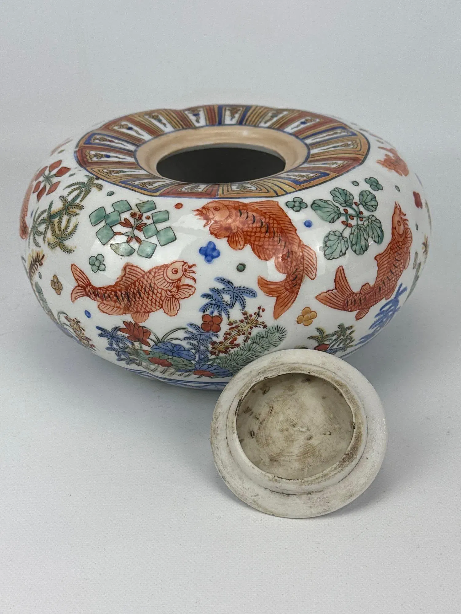 Chinese Wucai Style Porcelain Lidded Jar with Fish and Aquatic Plants thumbnail 6