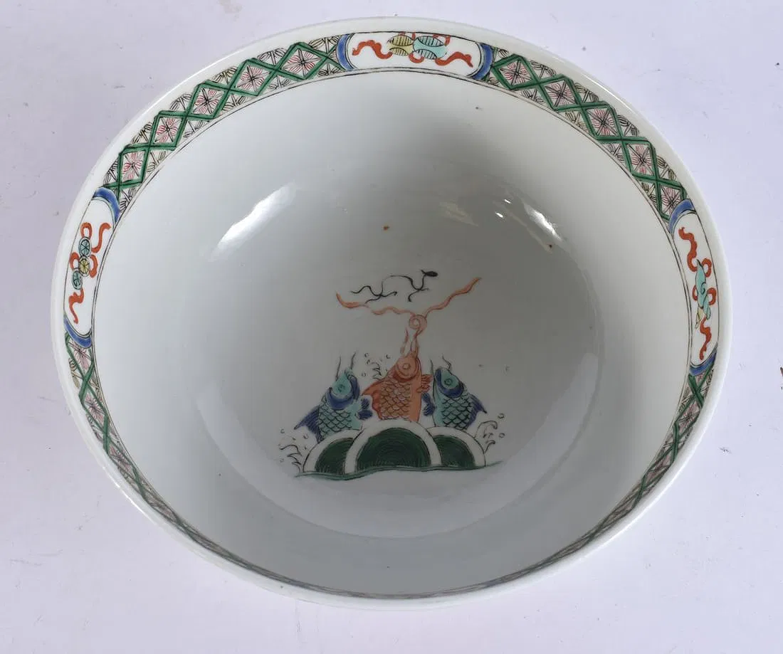 Chinese Qing Dynasty Wucai Dragon and Fish Porcelain Bowl with Chenghua Mark thumbnail 5