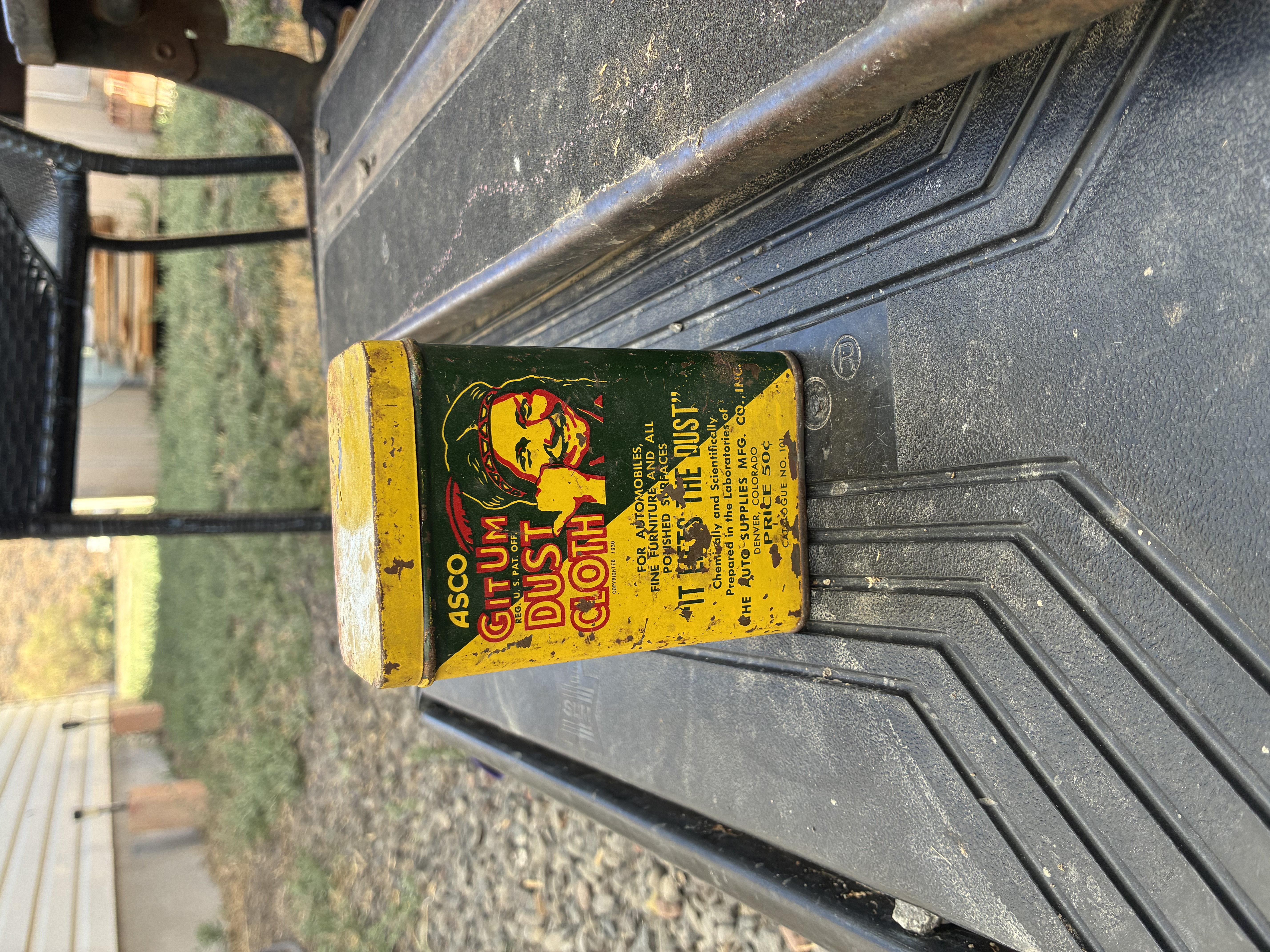 Vintage ASCO 'Git Um' Dust Cloth Tin