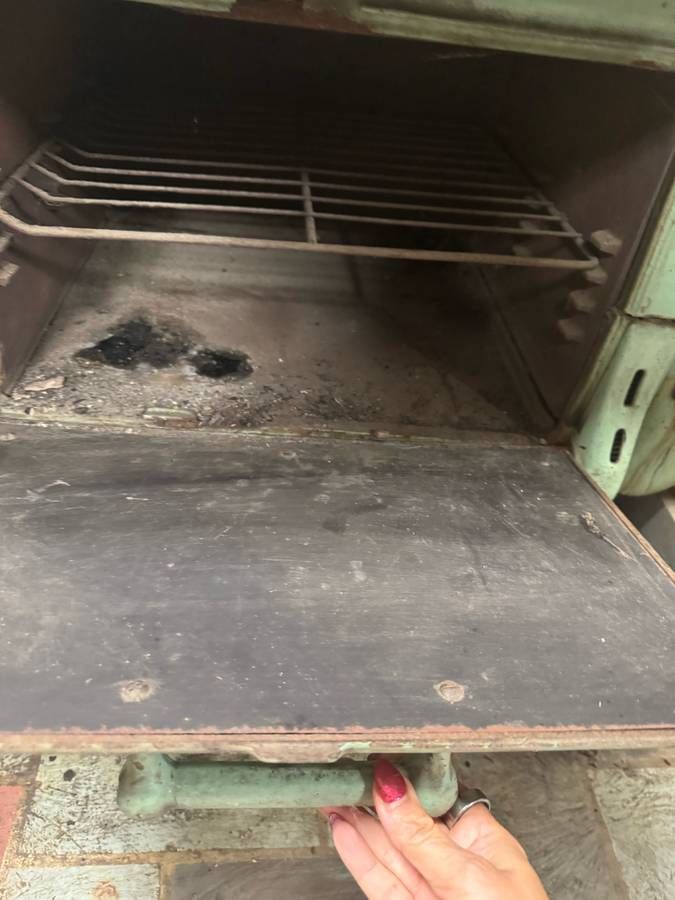 American Art Deco Cast Iron and Enamel 'Prince' Wood-Burning Kitchen Stove thumbnail 3