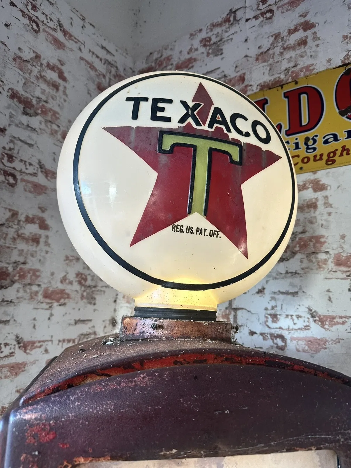 American Post-War Period Texaco Fire-Chief Bennett Model 766 Cast-Iron Gasoline Pump with Milk-Glass Globe thumbnail 4