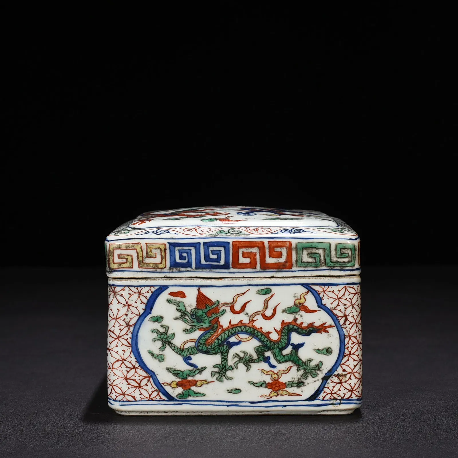 Chinese Ming Style Wucai Porcelain Covered Box thumbnail 4