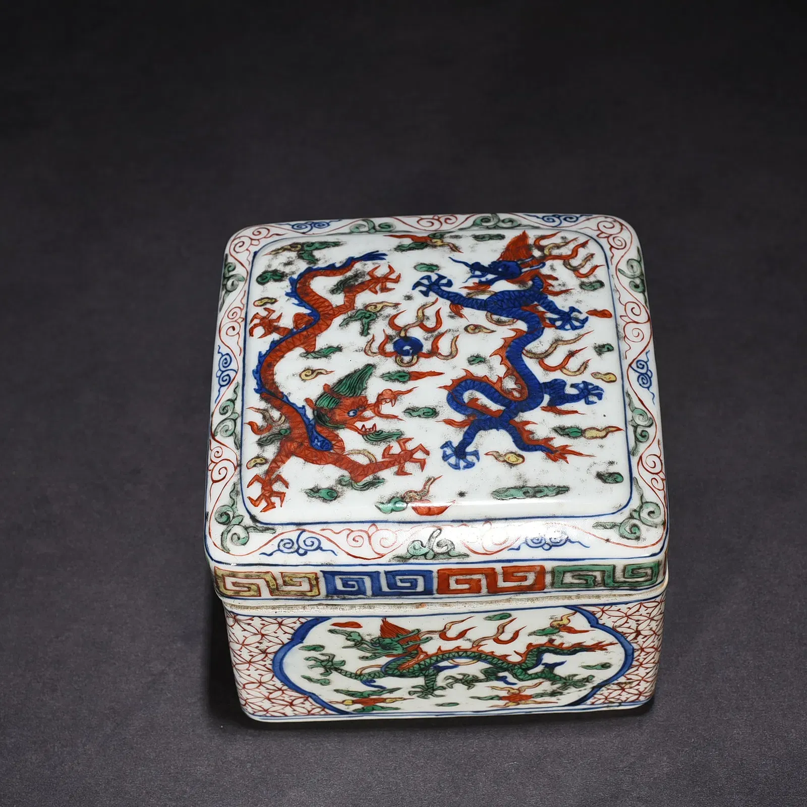 Chinese Ming Style Wucai Porcelain Covered Box thumbnail 5