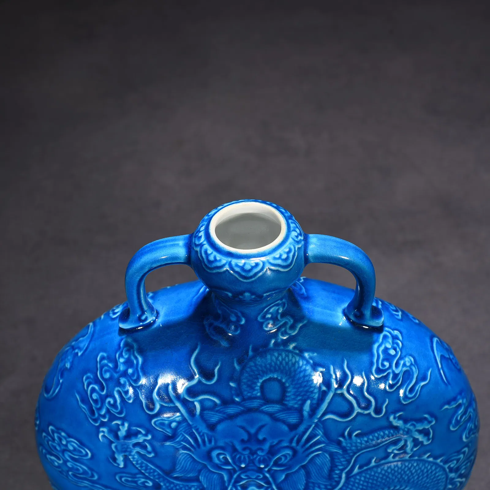 Chinese Qing Style Turquoise-Glazed Porcelain Moon Flask with Qianlong Mark thumbnail 2