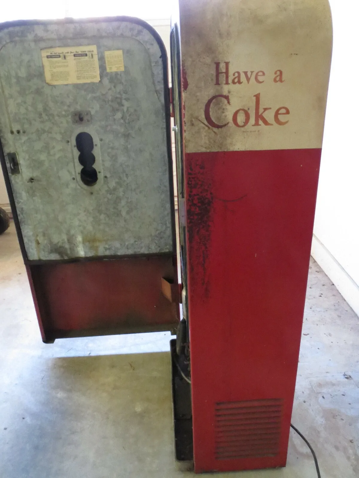 American Mid-Century Modern Painted Steel Coca-Cola Vendo Vending Machine thumbnail 2