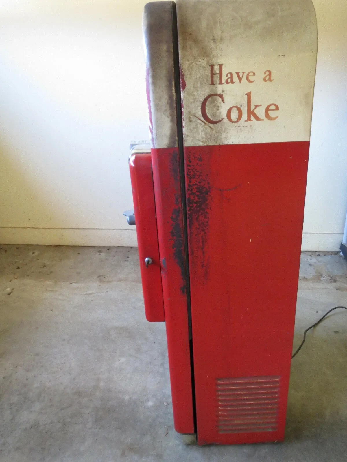 American Mid-Century Modern Painted Steel Coca-Cola Vendo Vending Machine thumbnail 4
