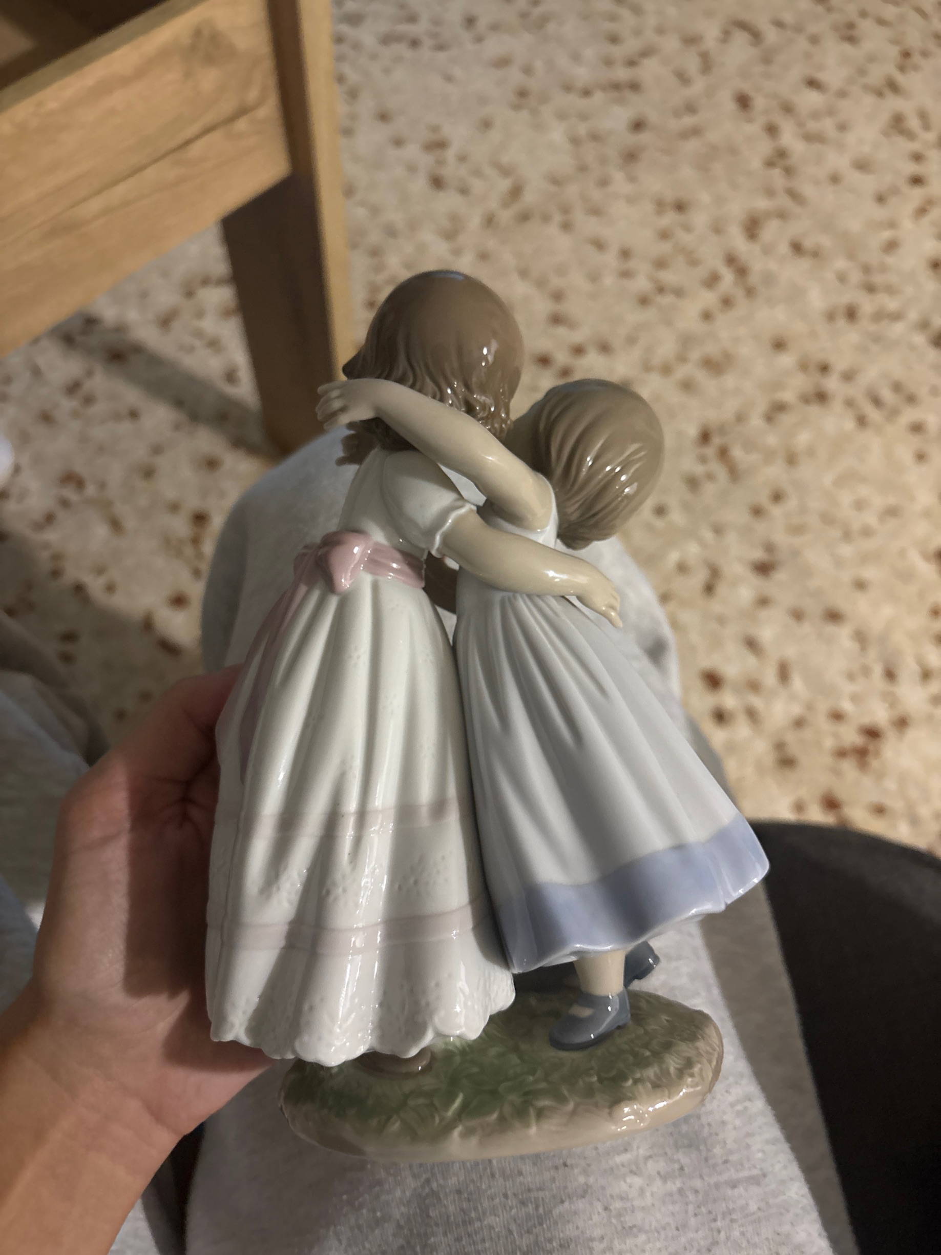 Lladró Porcelain Figurine "A Hug of Love" thumbnail 2