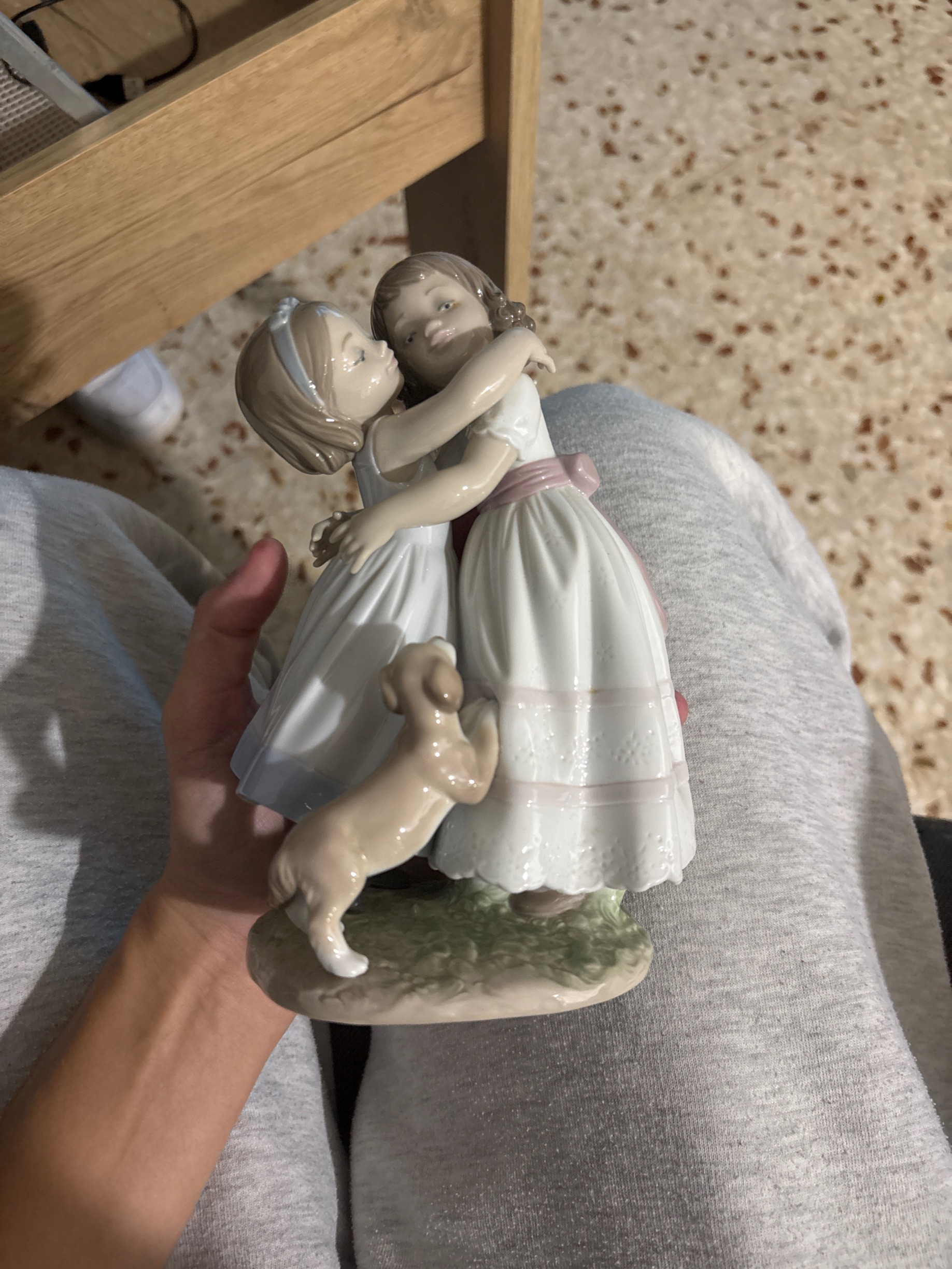 Lladró Porcelain Figurine "A Hug of Love" thumbnail 3