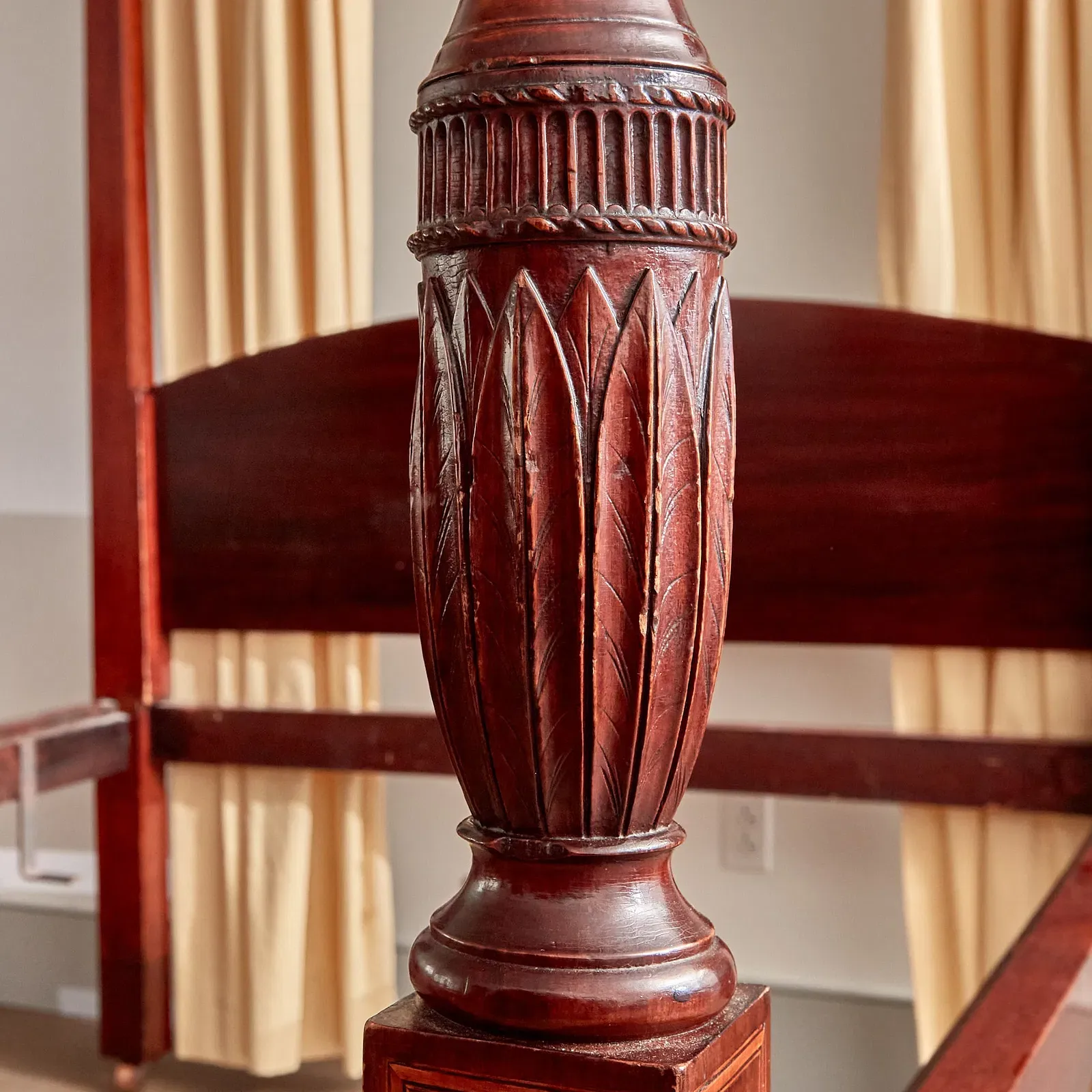 American Federal Period Mahogany Four-Poster Bed thumbnail 3
