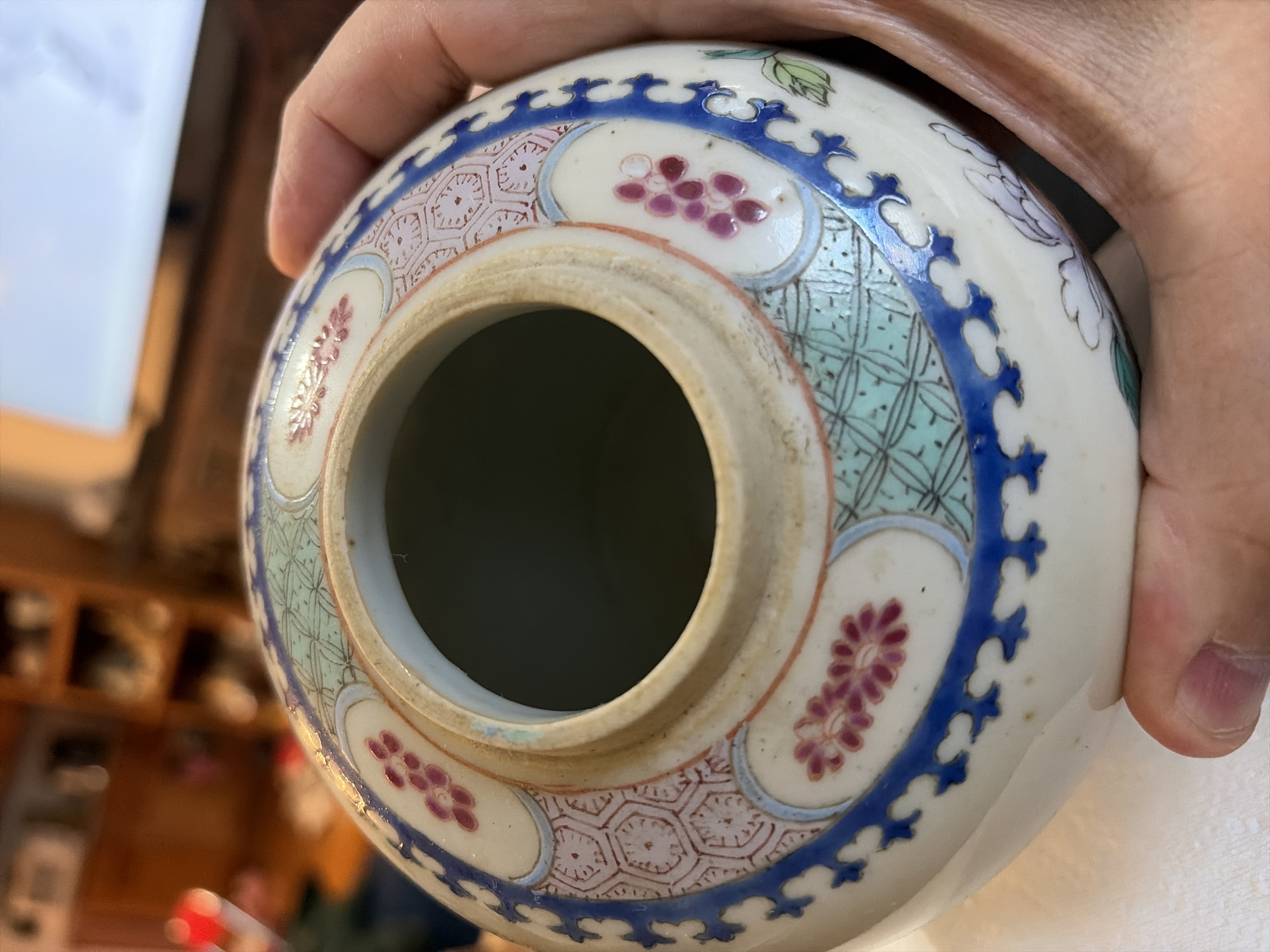 Chinese Famille Rose Porcelain Vase thumbnail 3