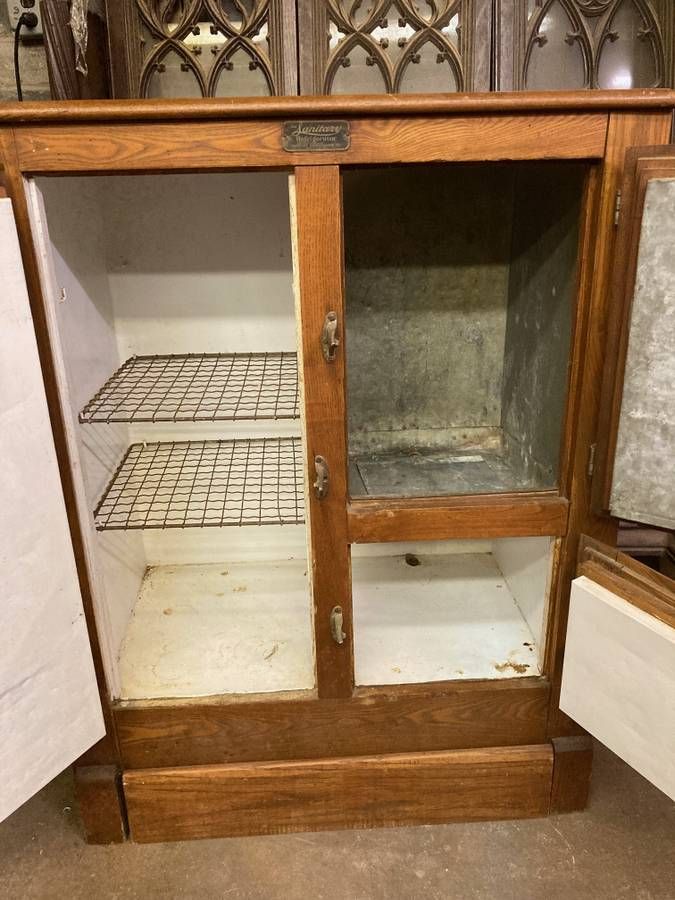 American Early 20th Century Oak Icebox thumbnail 6