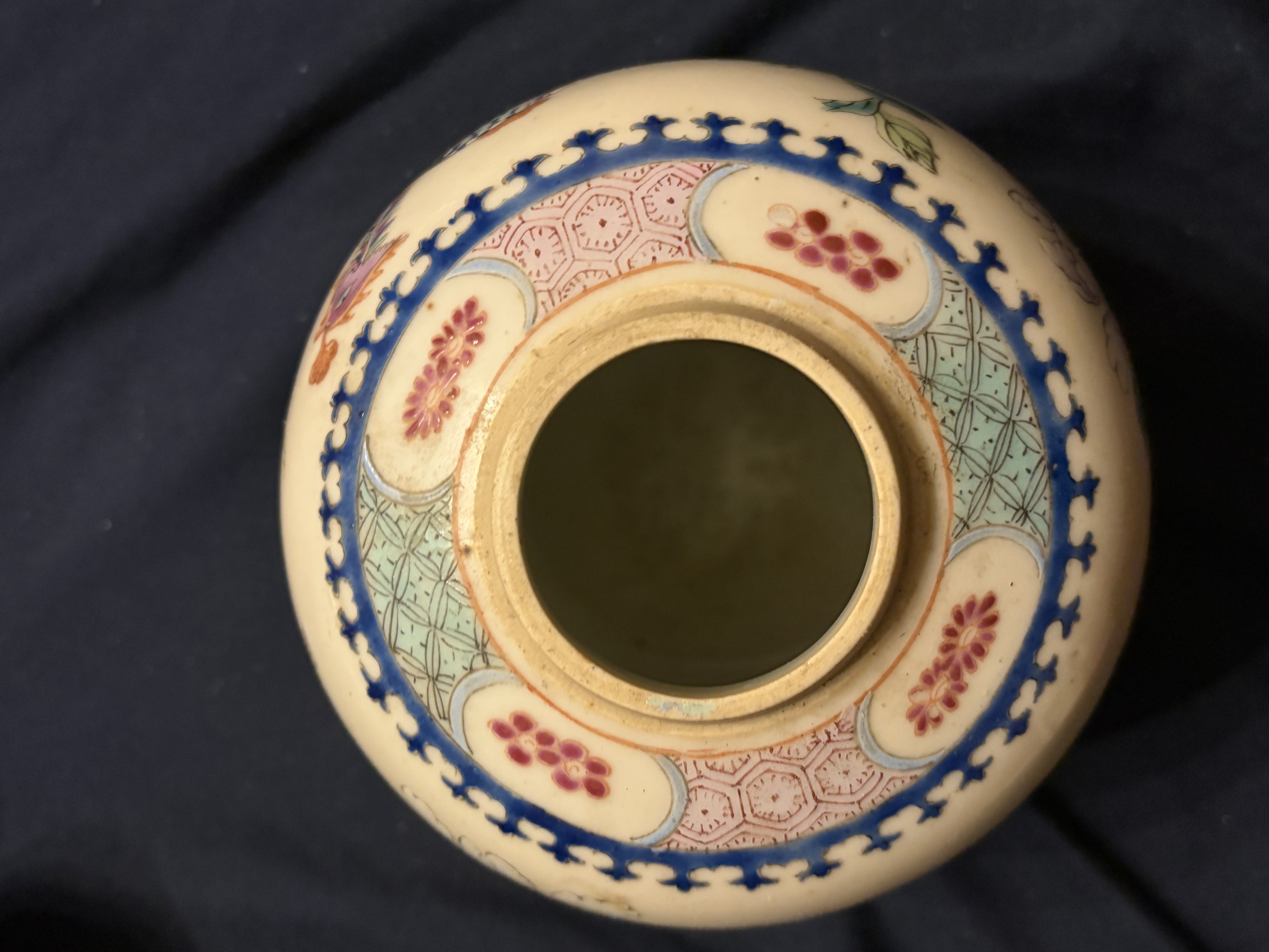 Qing Dynasty Style Famille Rose Vase thumbnail 4
