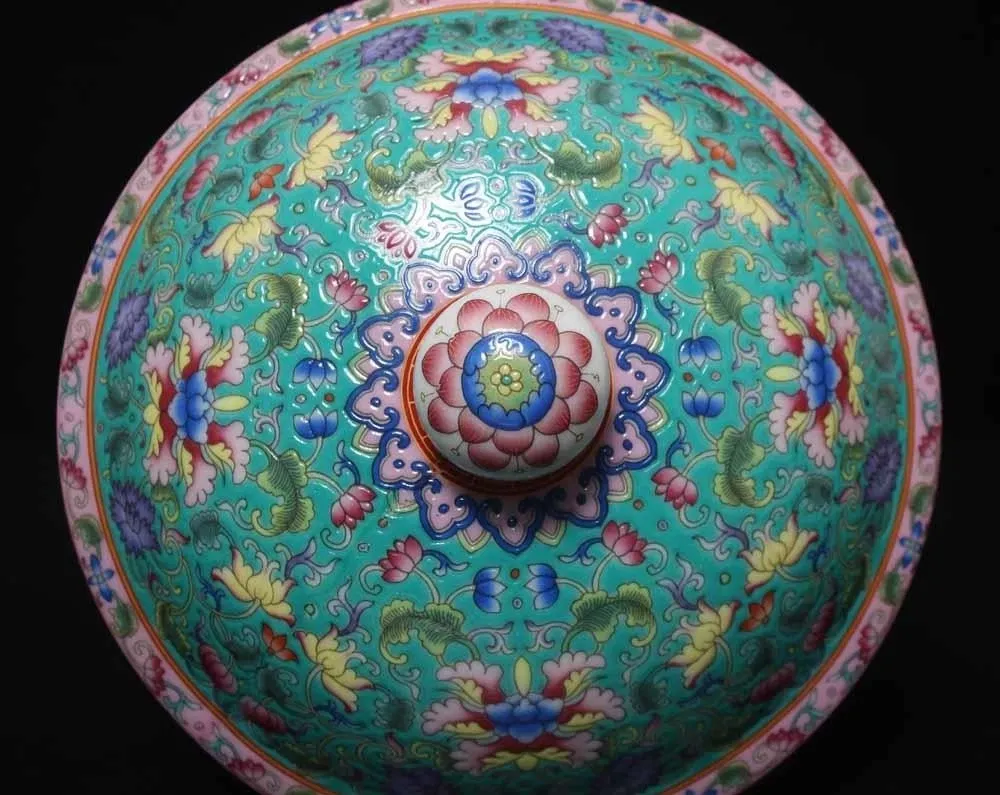 Qing Dynasty Qianlong Period Famille Rose Porcelain Covered Jar thumbnail 4